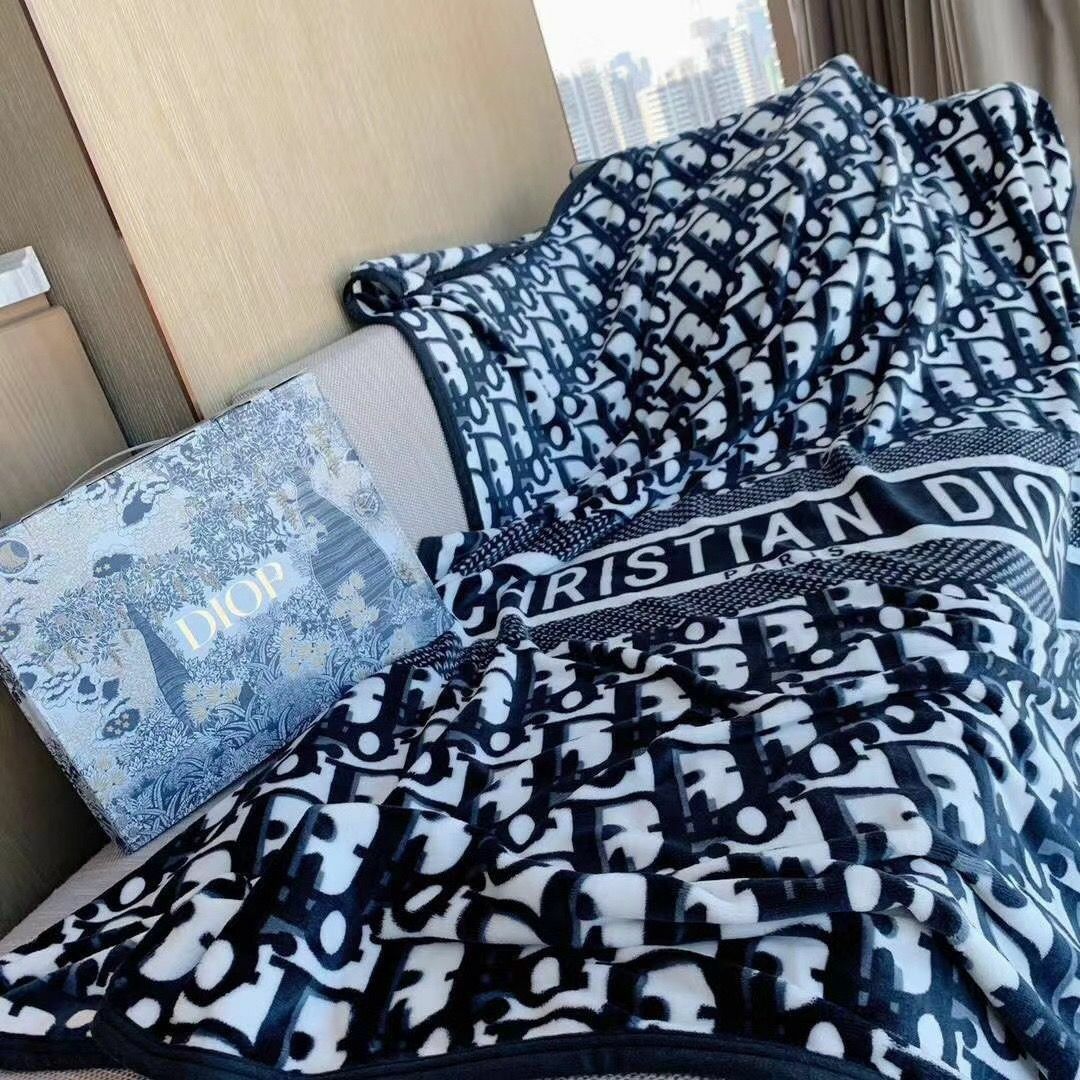 OBLIQUE FLEECE THROW BLANKET