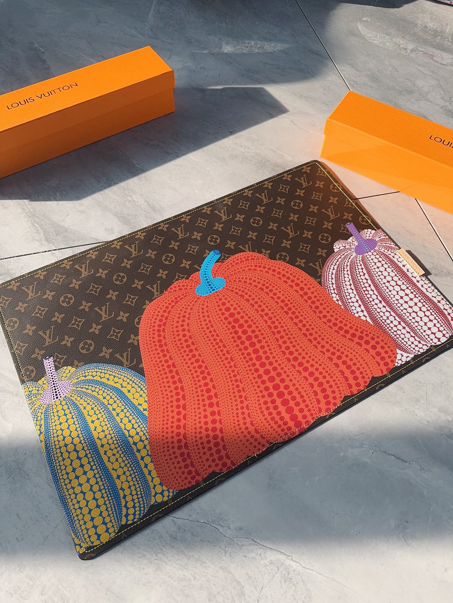 LV KUSAMA EATING PLACEMAT (PUMPKIN)