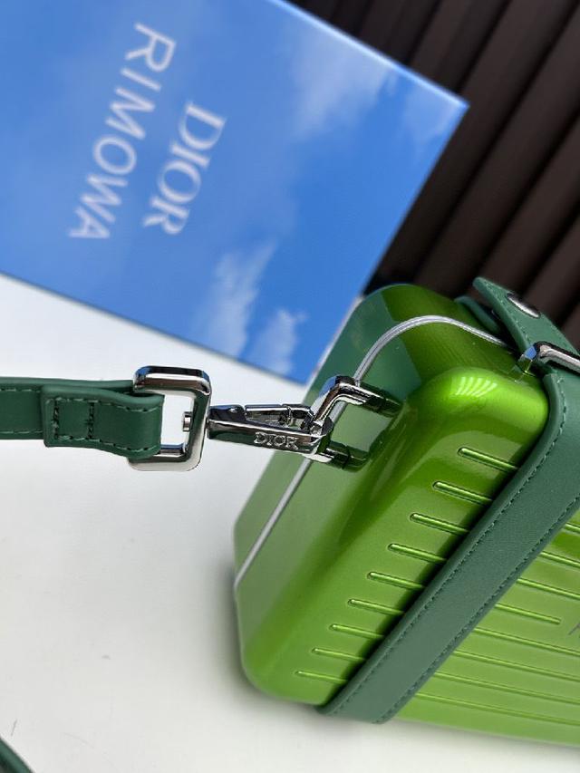 CHRISTIAN CROSS-BODY CLUTCH (GREEN)