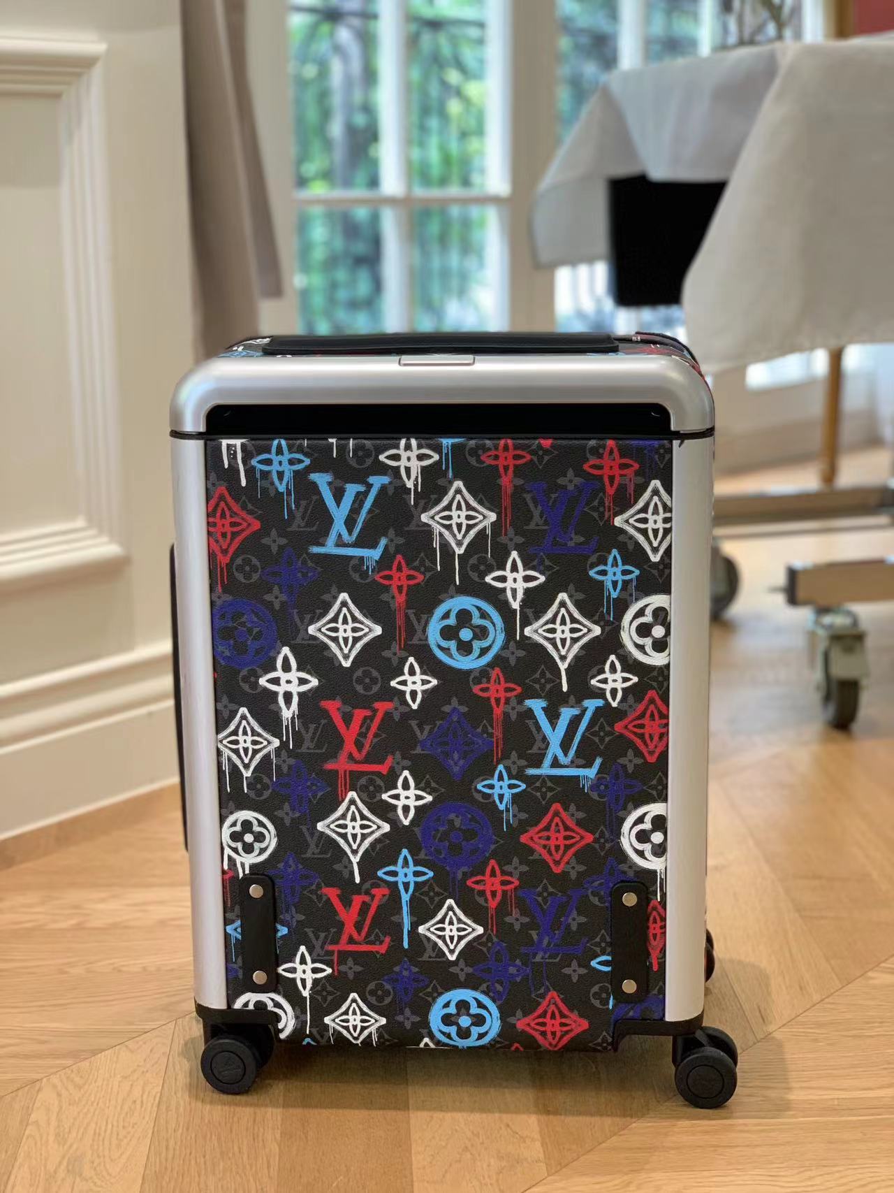 CUSTOM GRAFFITI CABIN 37L HORIZON 55 SUITCASE
