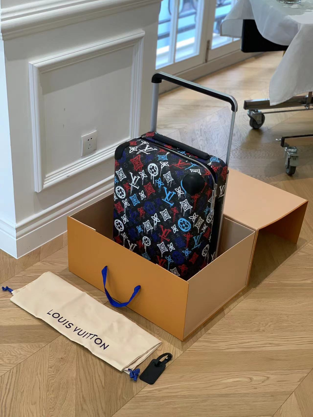 CUSTOM GRAFFITI CABIN 37L HORIZON 55 SUITCASE