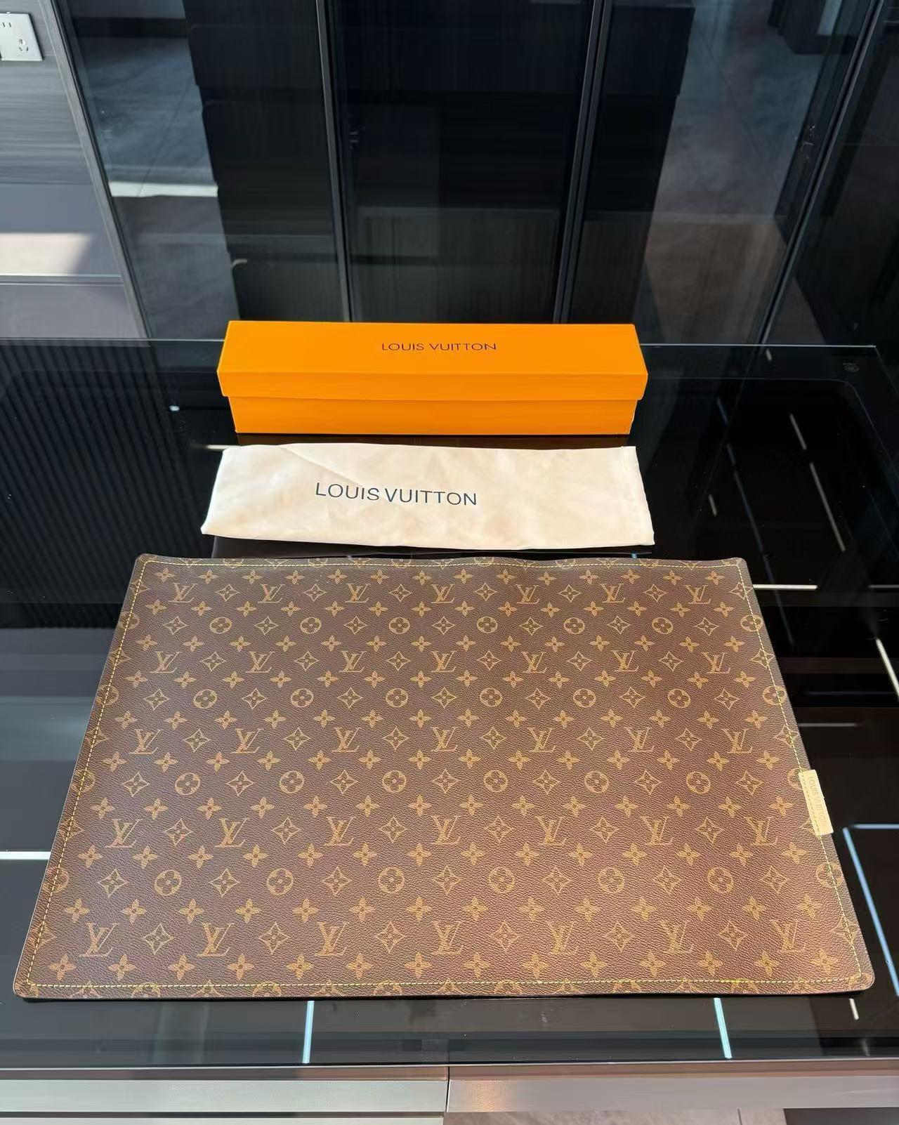 LV CLASSIC EATING PLACEMAT