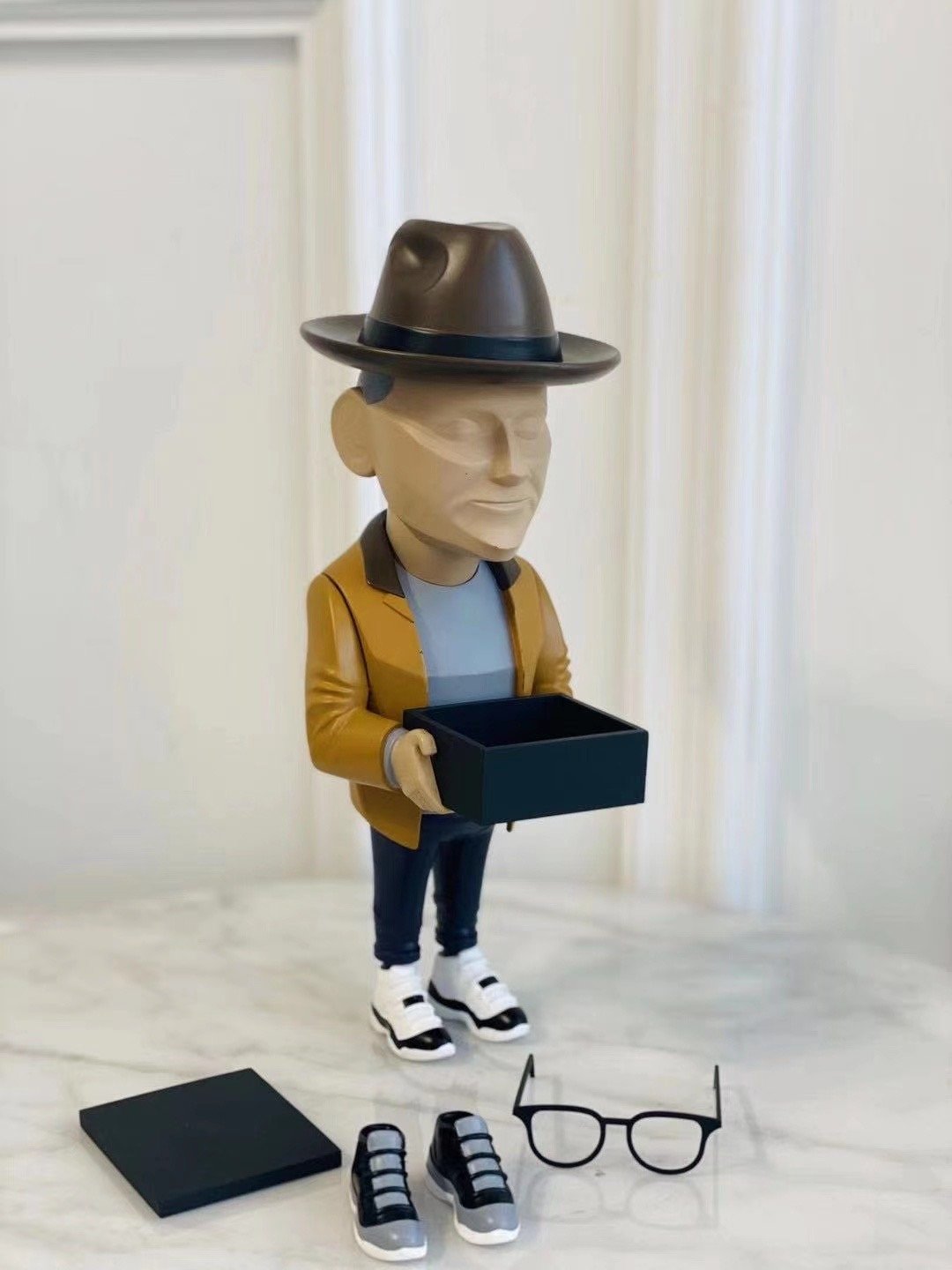 SHOE DESIGNER TINKER HATFIELD FIGURINE AUTHORS SERIES