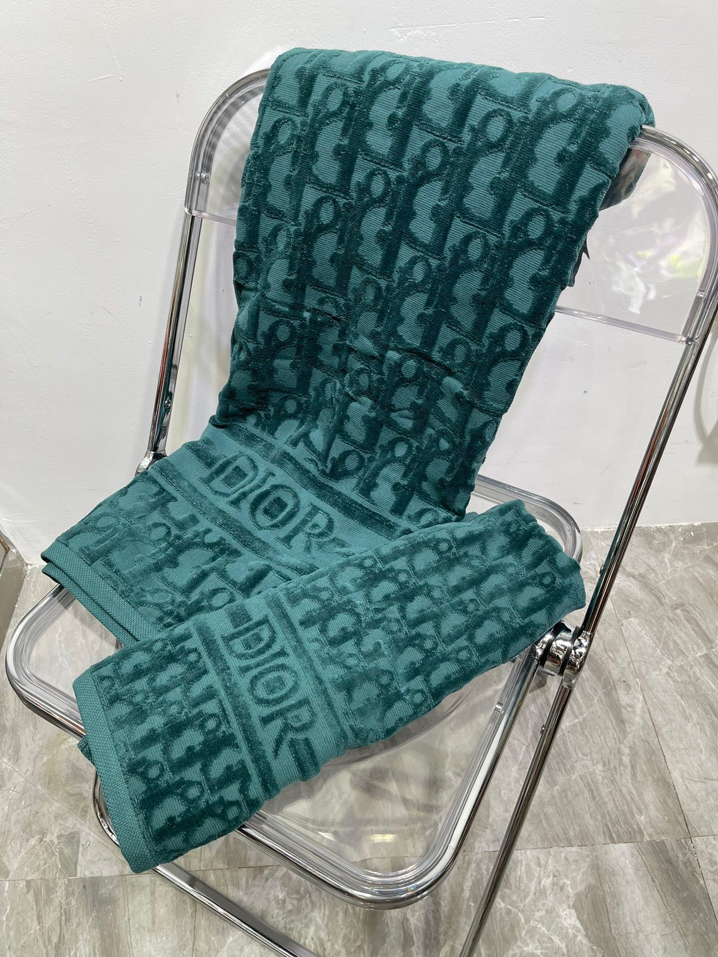 CHRISTIAN OBLIQUE BATH & FACE TOWEL SET