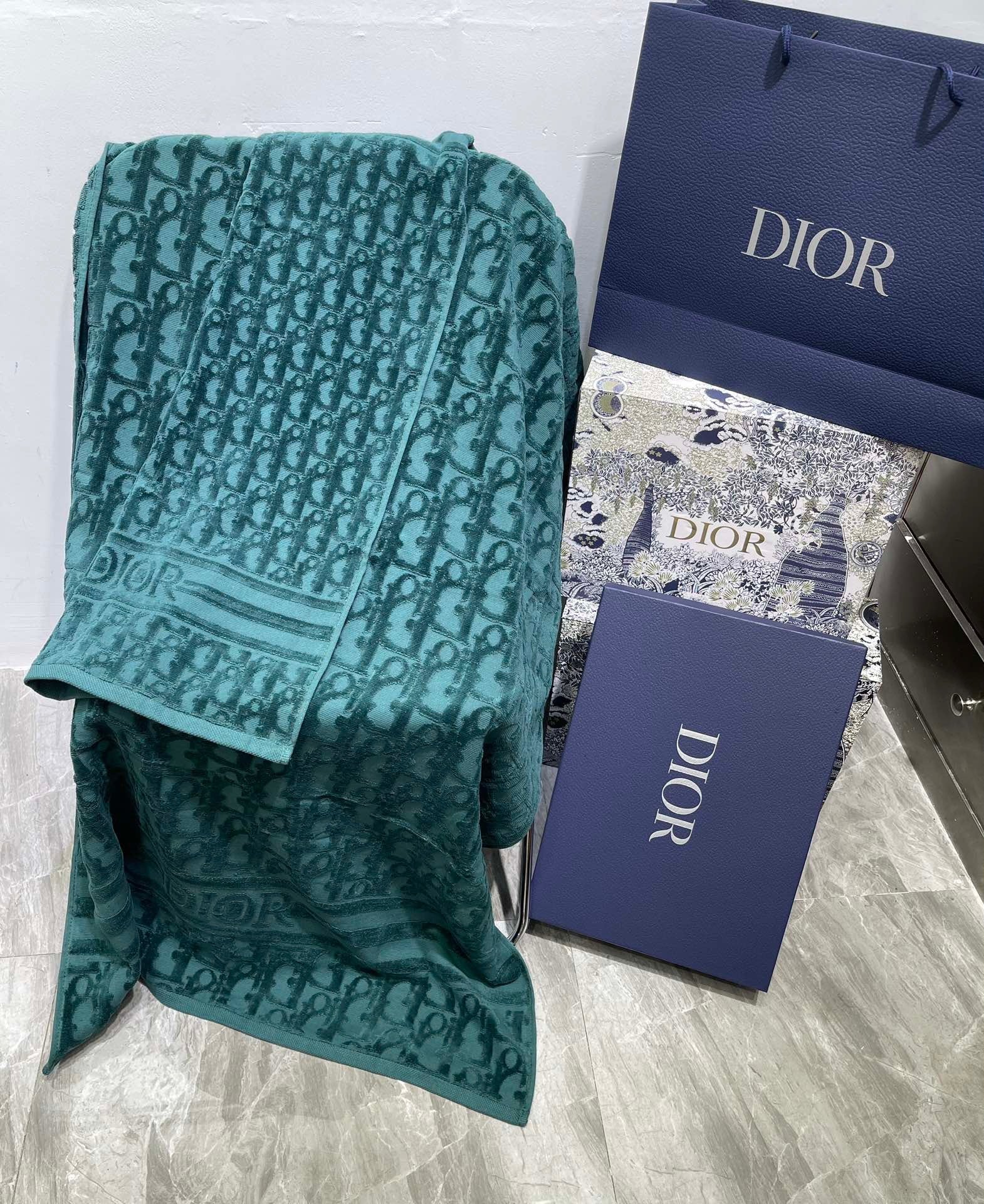 CHRISTIAN OBLIQUE BATH & FACE TOWEL SET