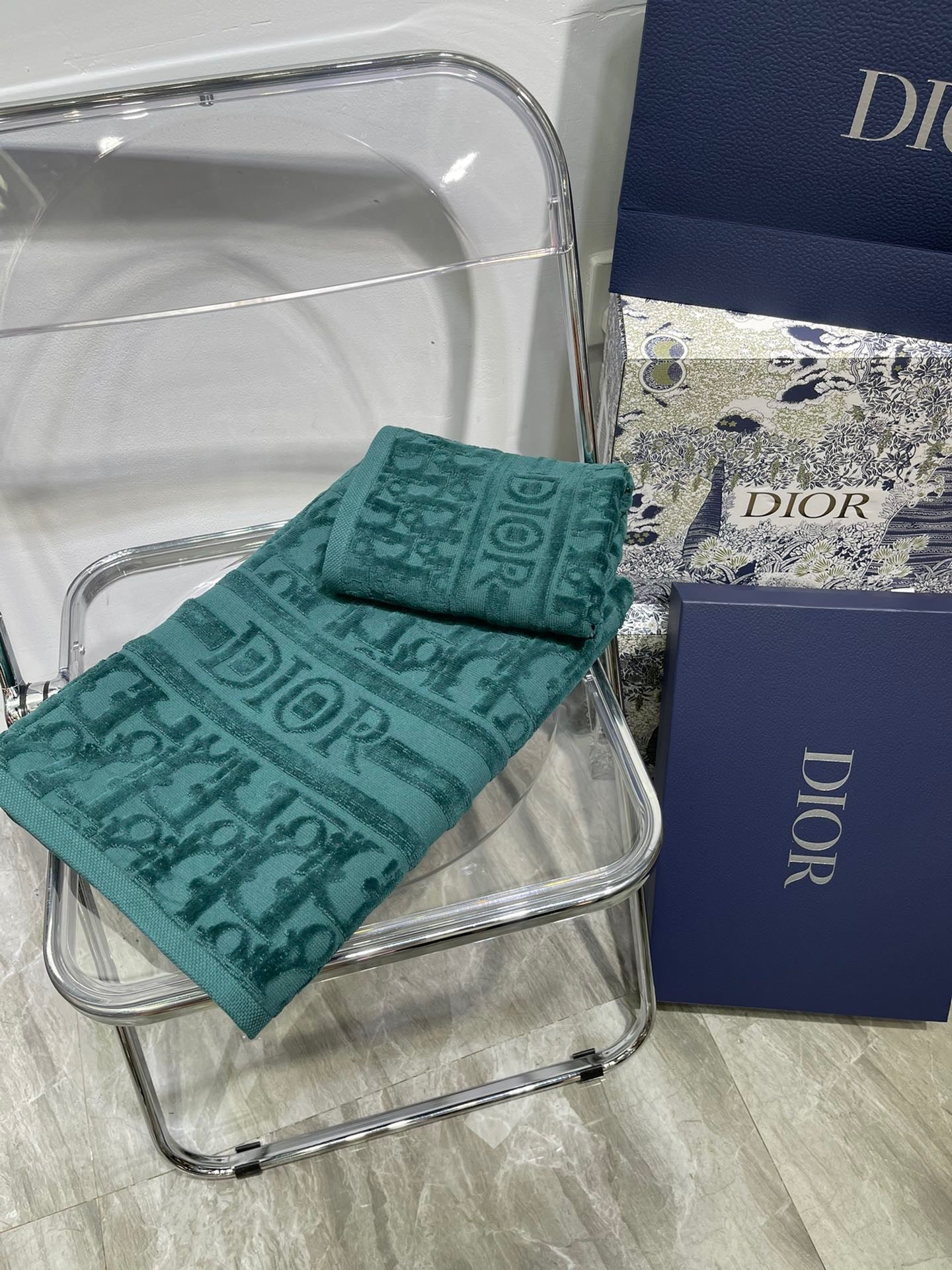 CHRISTIAN OBLIQUE BATH & FACE TOWEL SET