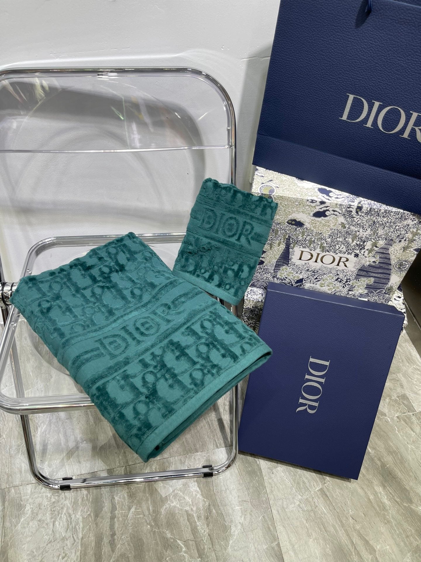 CHRISTIAN OBLIQUE BATH & FACE TOWEL SET
