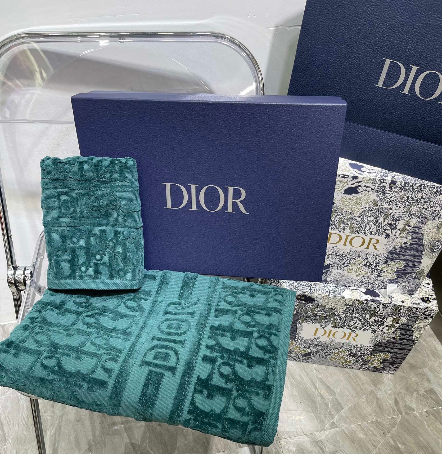CHRISTIAN OBLIQUE BATH & FACE TOWEL SET