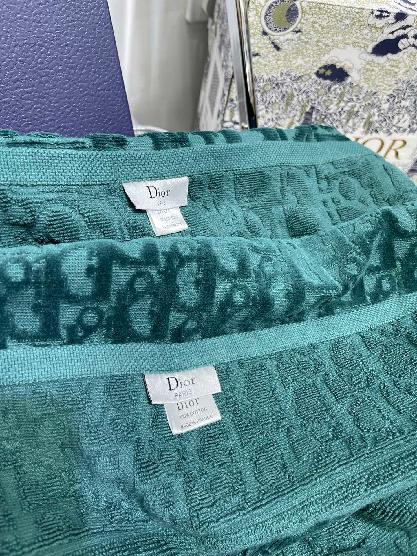CHRISTIAN OBLIQUE BATH & FACE TOWEL SET