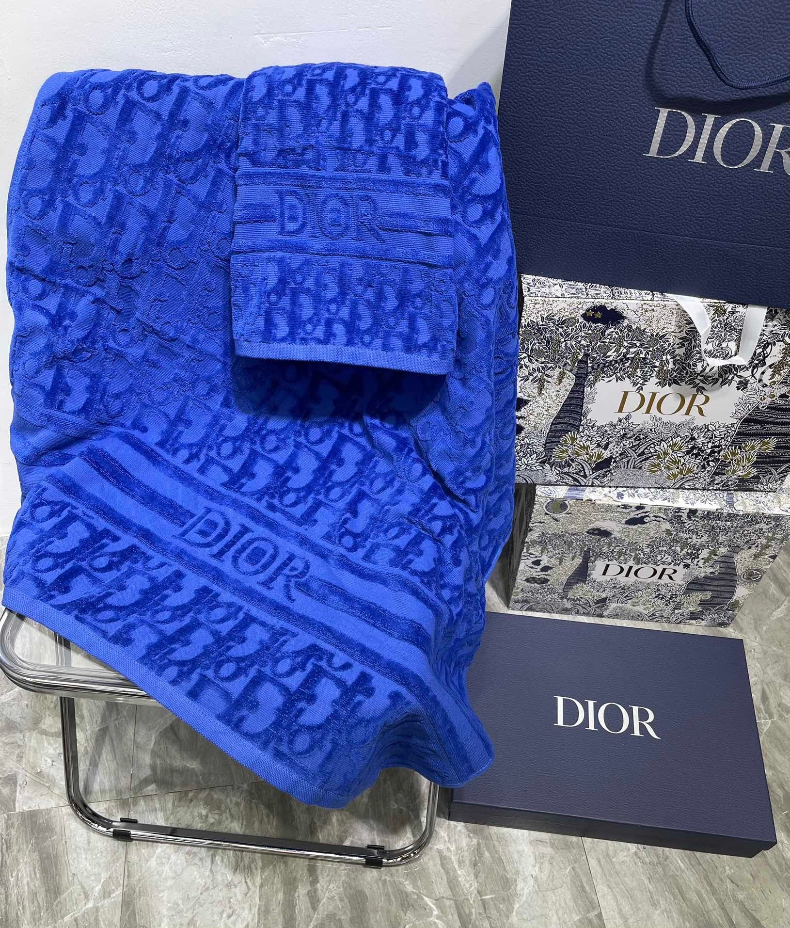 CHRISTIAN OBLIQUE BATH & FACE TOWEL SET