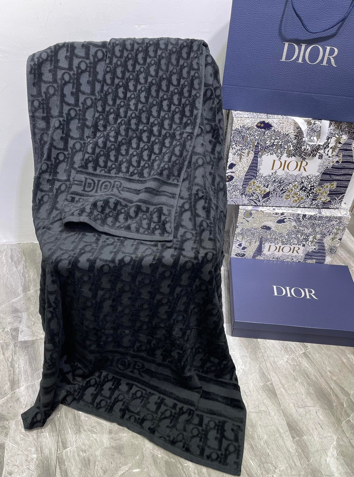 CHRISTIAN OBLIQUE BATH & FACE TOWEL SET