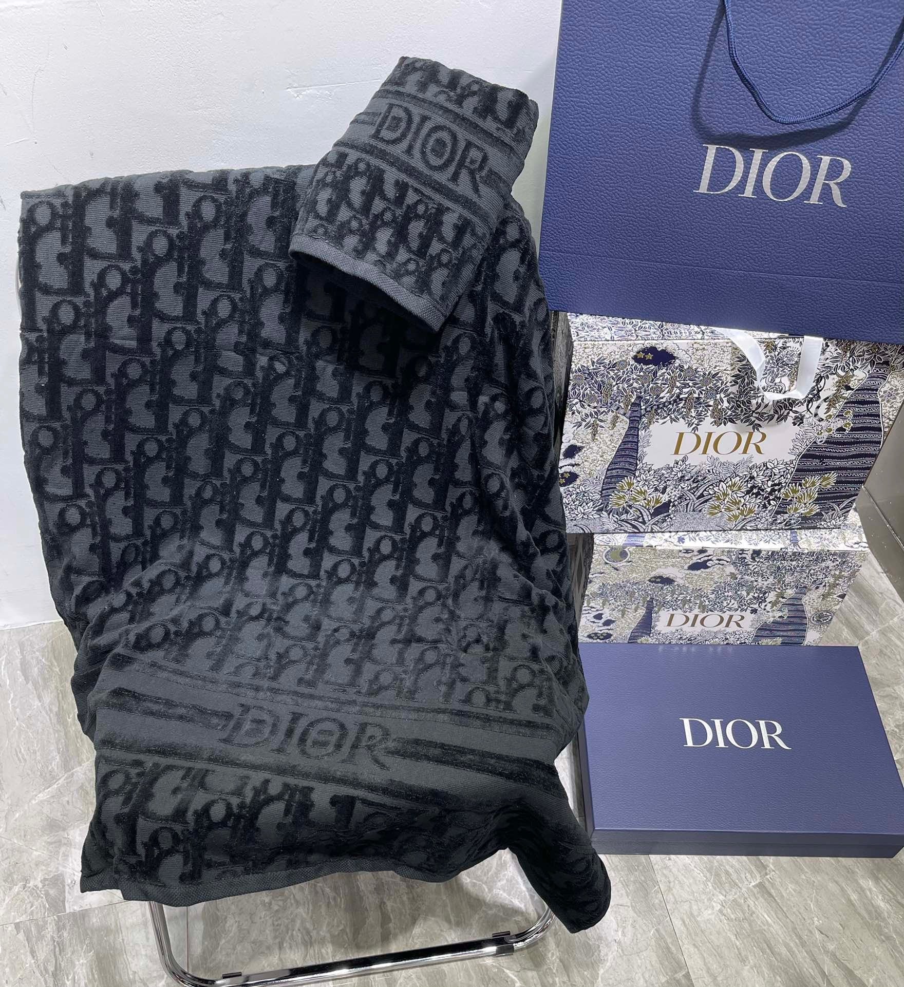 CHRISTIAN OBLIQUE BATH & FACE TOWEL SET
