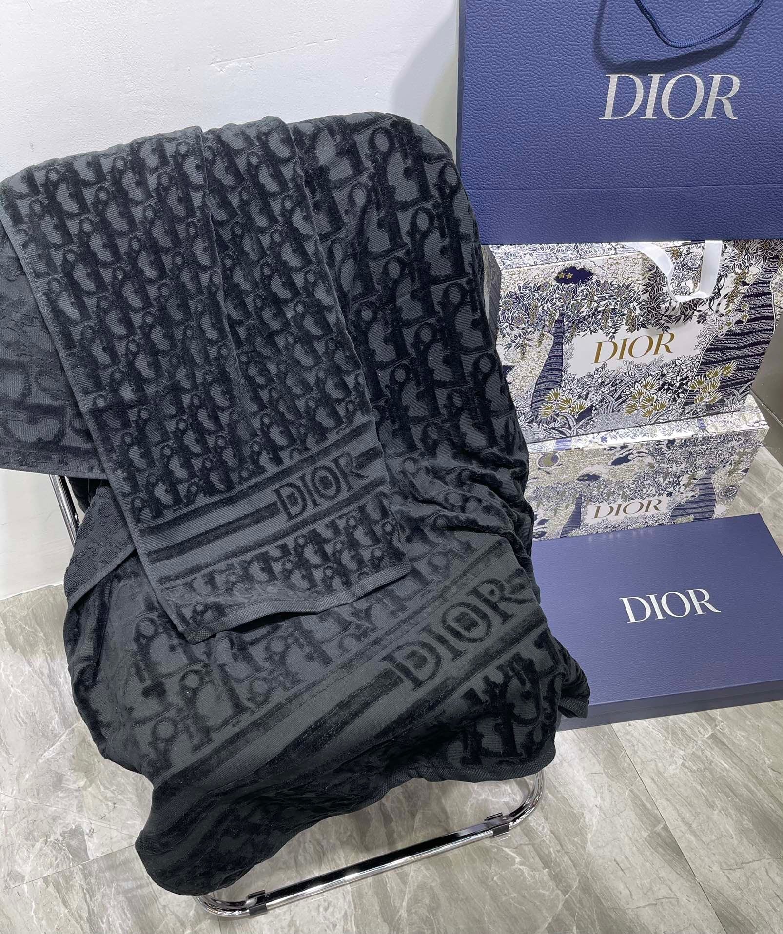 CHRISTIAN OBLIQUE BATH & FACE TOWEL SET