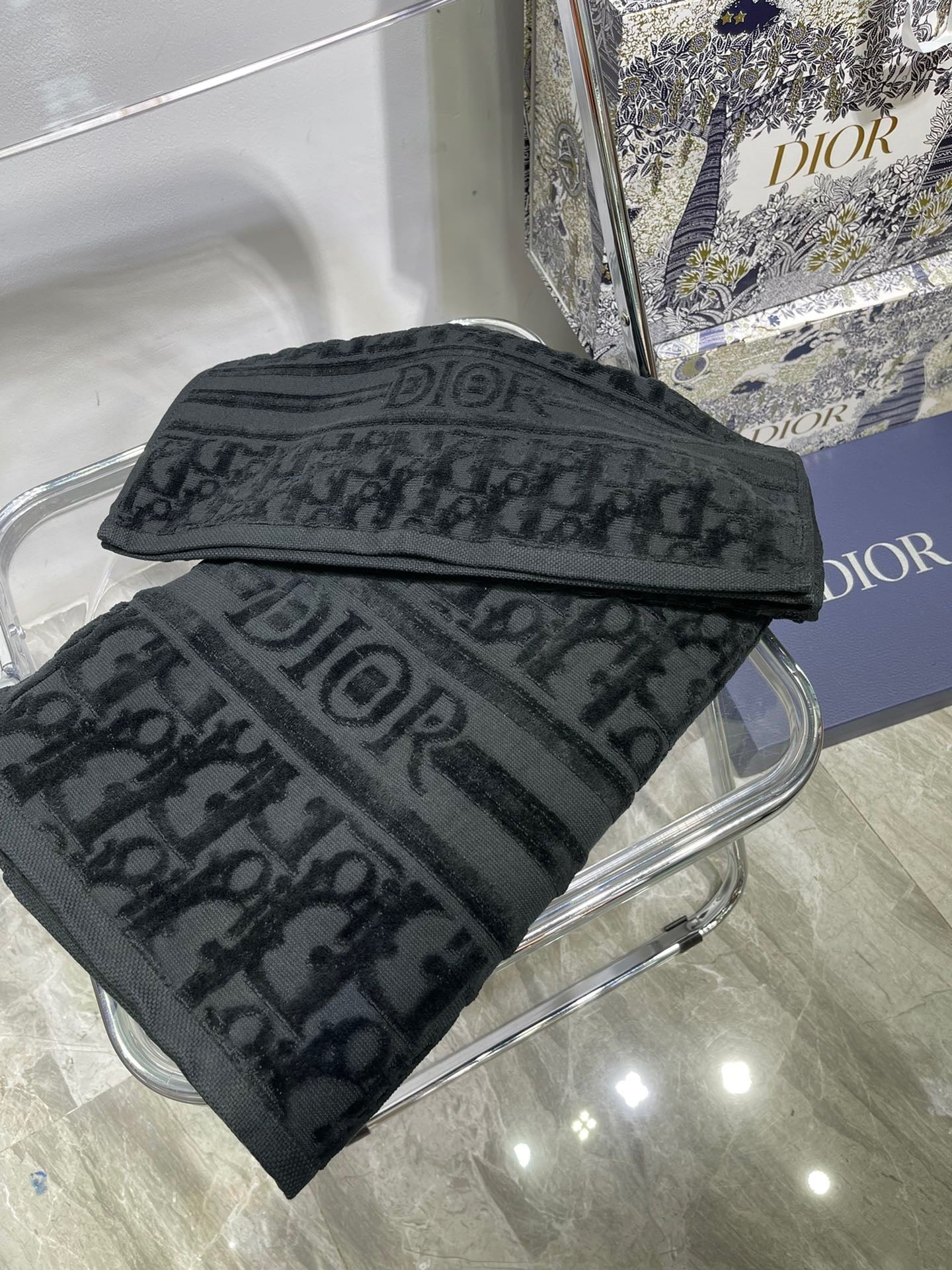 CHRISTIAN OBLIQUE BATH & FACE TOWEL SET