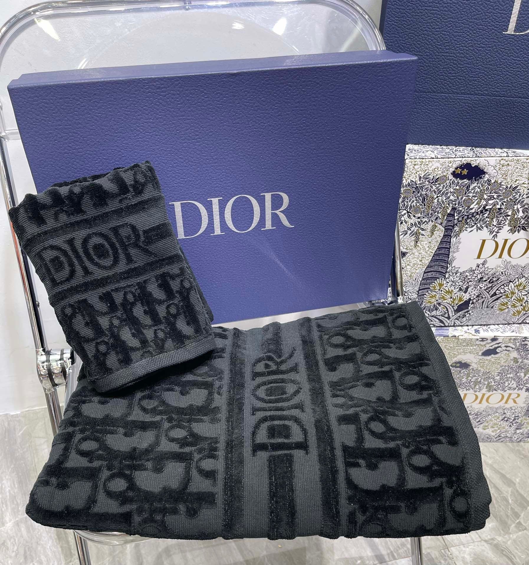 CHRISTIAN OBLIQUE BATH & FACE TOWEL SET