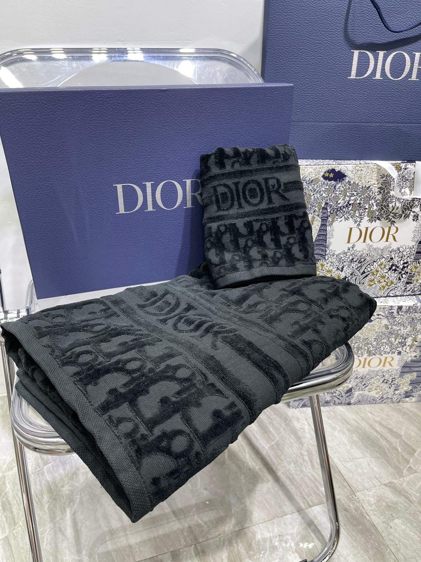 CHRISTIAN OBLIQUE BATH & FACE TOWEL SET