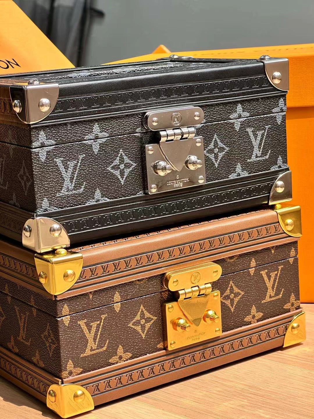 LV TISSUE BOX COVER