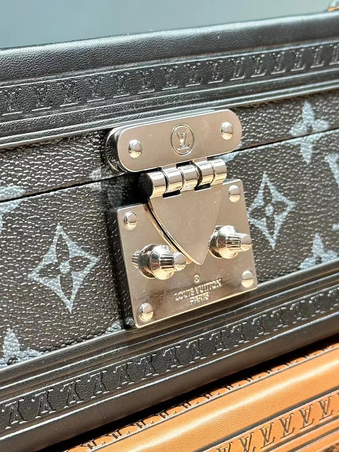 LV TISSUE BOX COVER