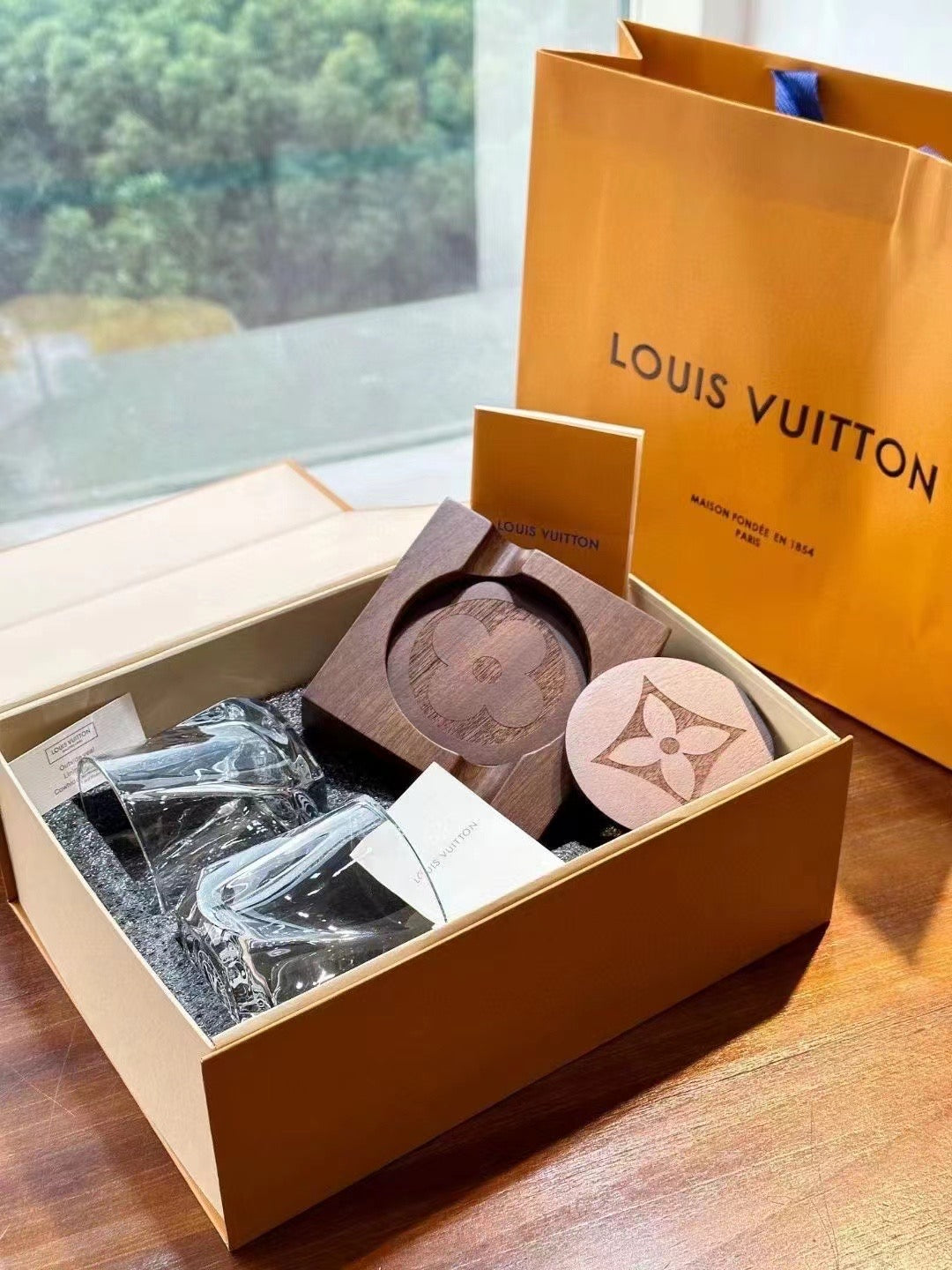 CUSTOM LV CUPS WITH COASTER SET