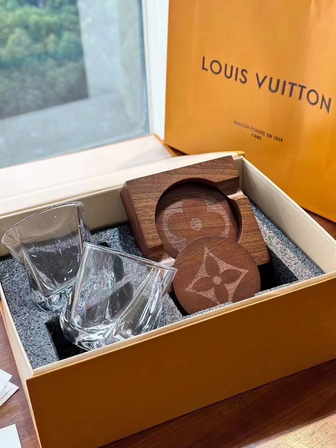 CUSTOM LV CUPS WITH COASTER SET