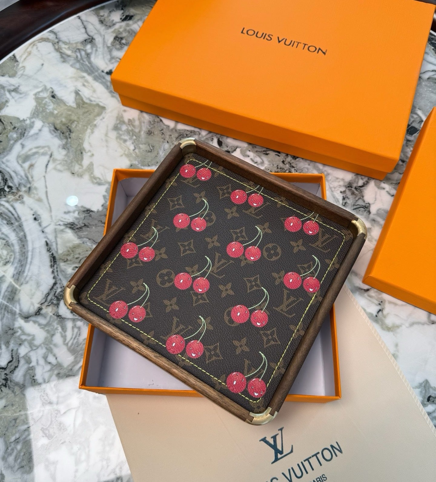 LV SQUARE SERVING TRAY (CHERRY)