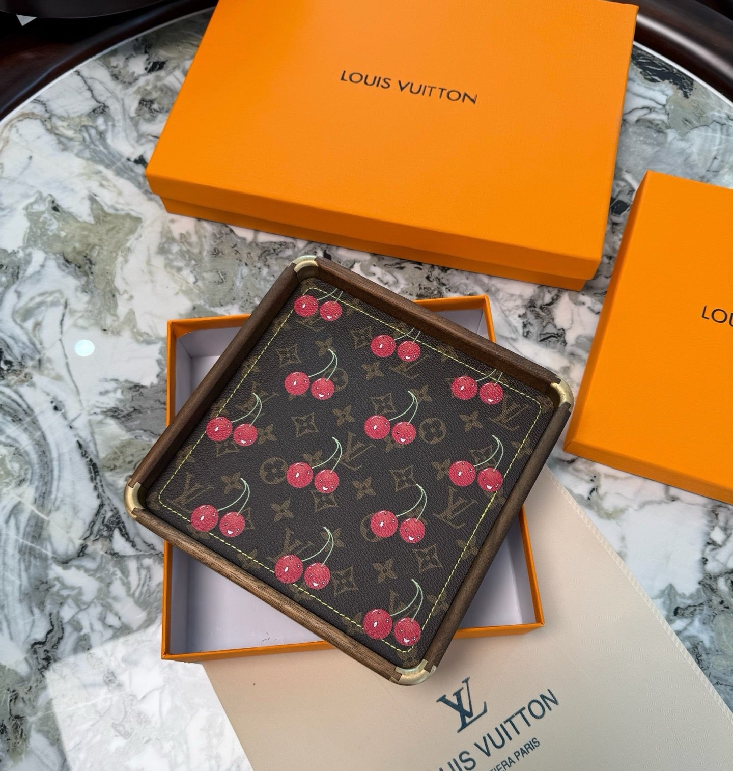LV SQUARE SERVING TRAY (CHERRY)