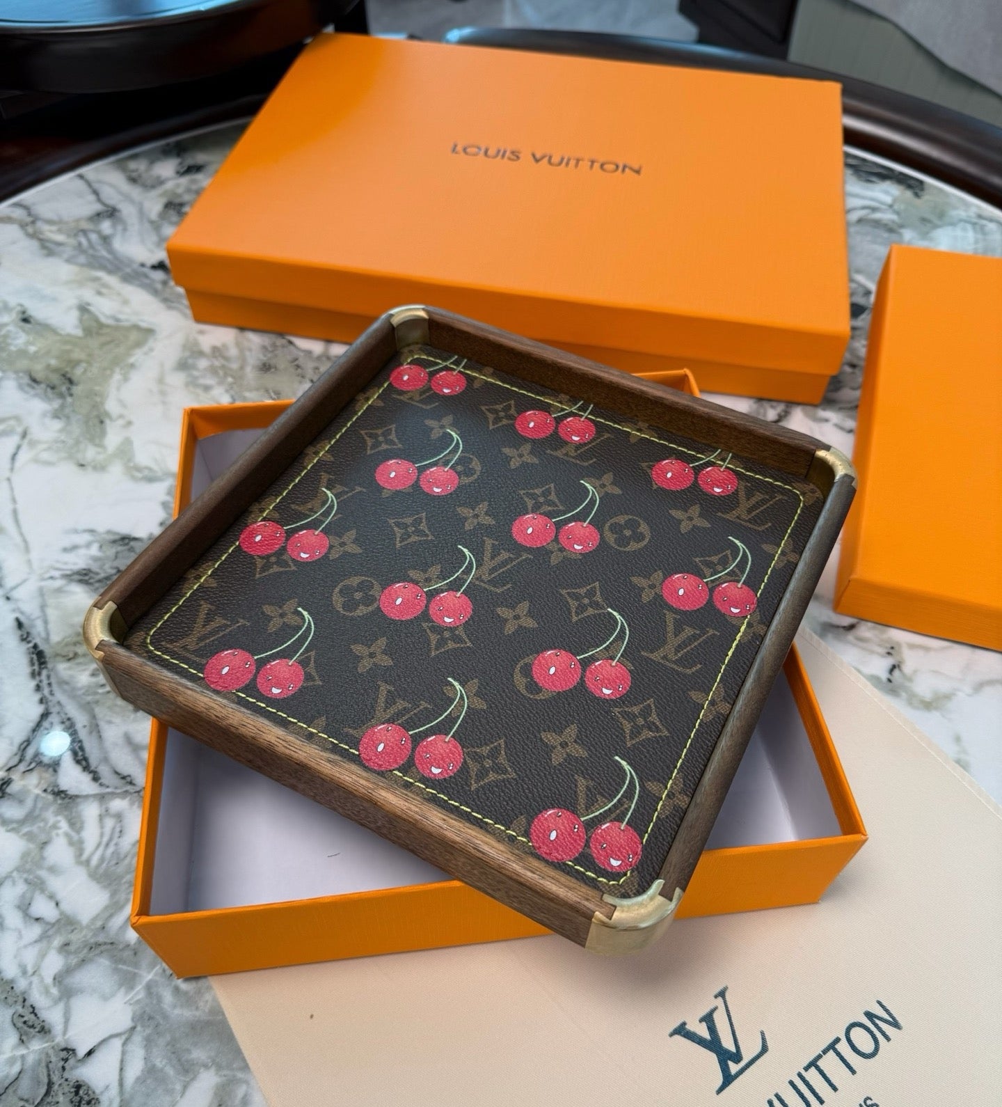 LV SQUARE SERVING TRAY (CHERRY)
