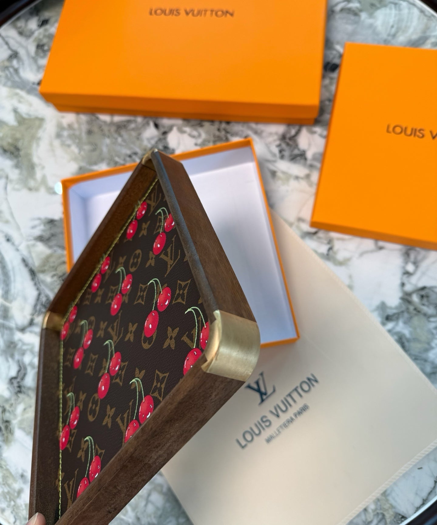 LV SQUARE SERVING TRAY (CHERRY)