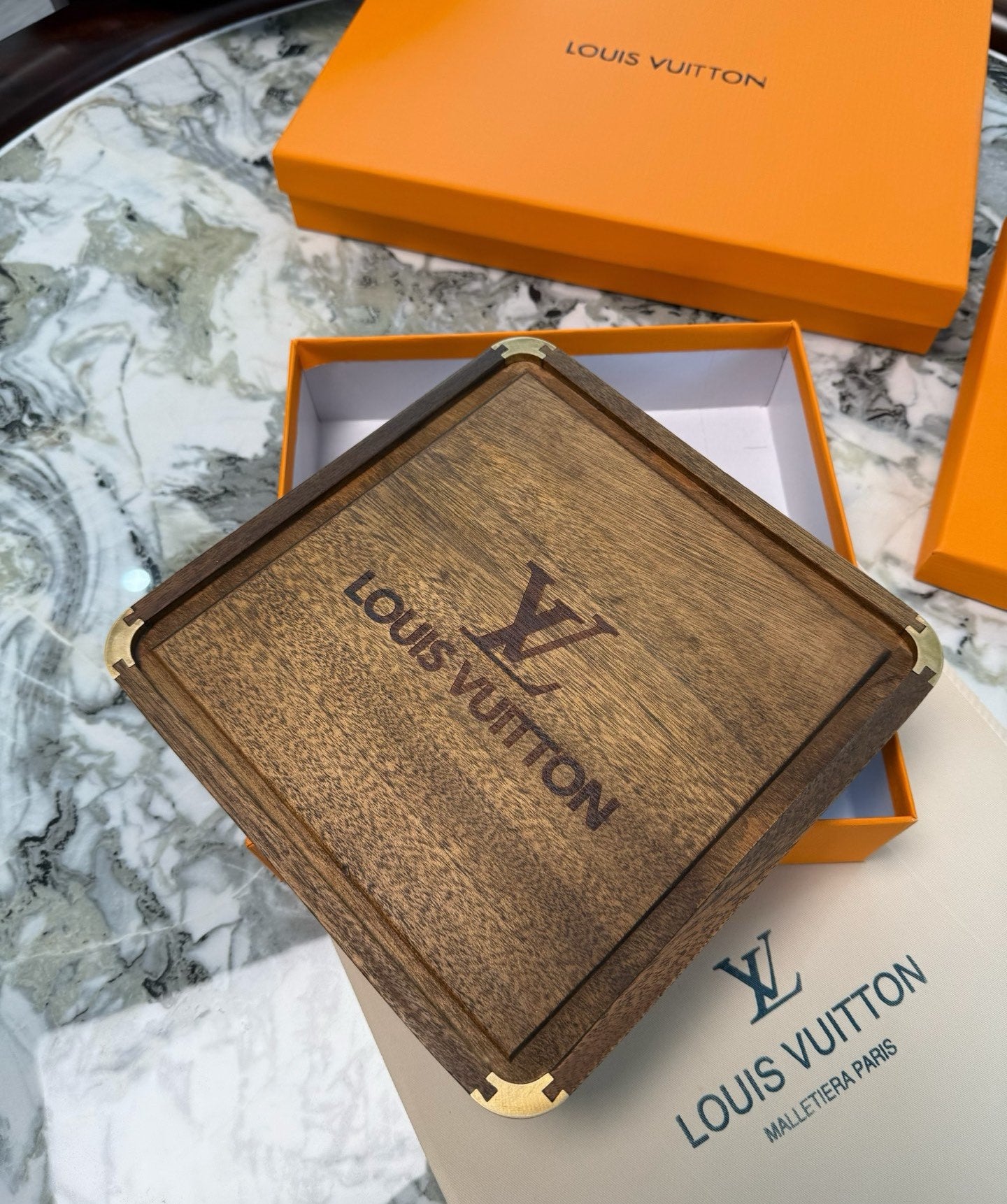 LV SQUARE SERVING TRAY (CHERRY)