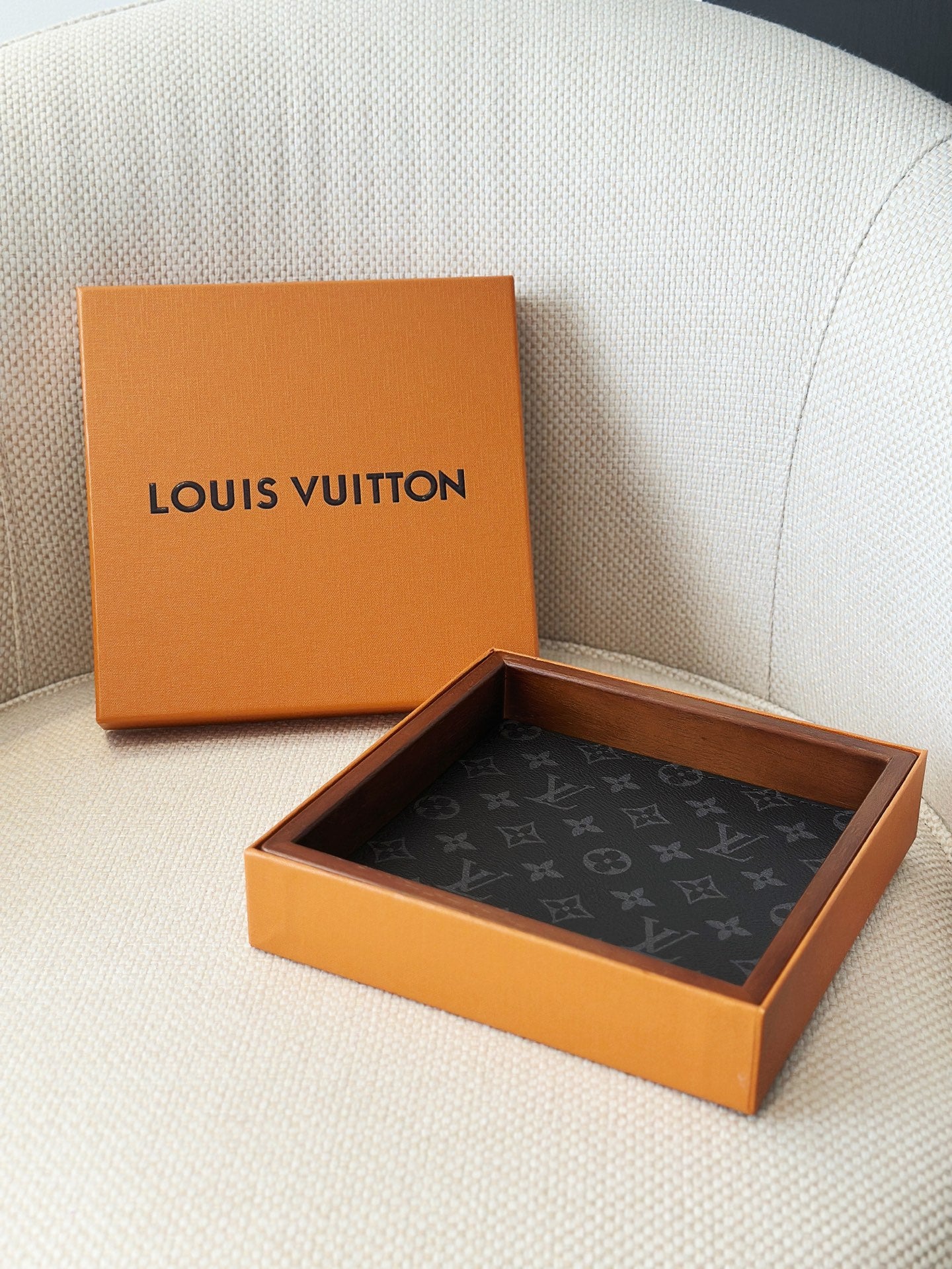 LV STACKABLE VALET TRAY