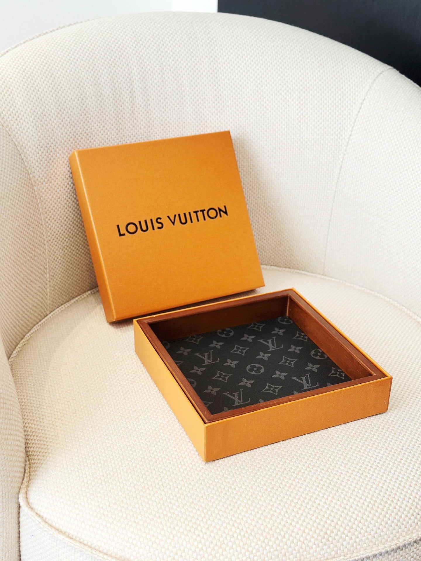 LV STACKABLE VALET TRAY