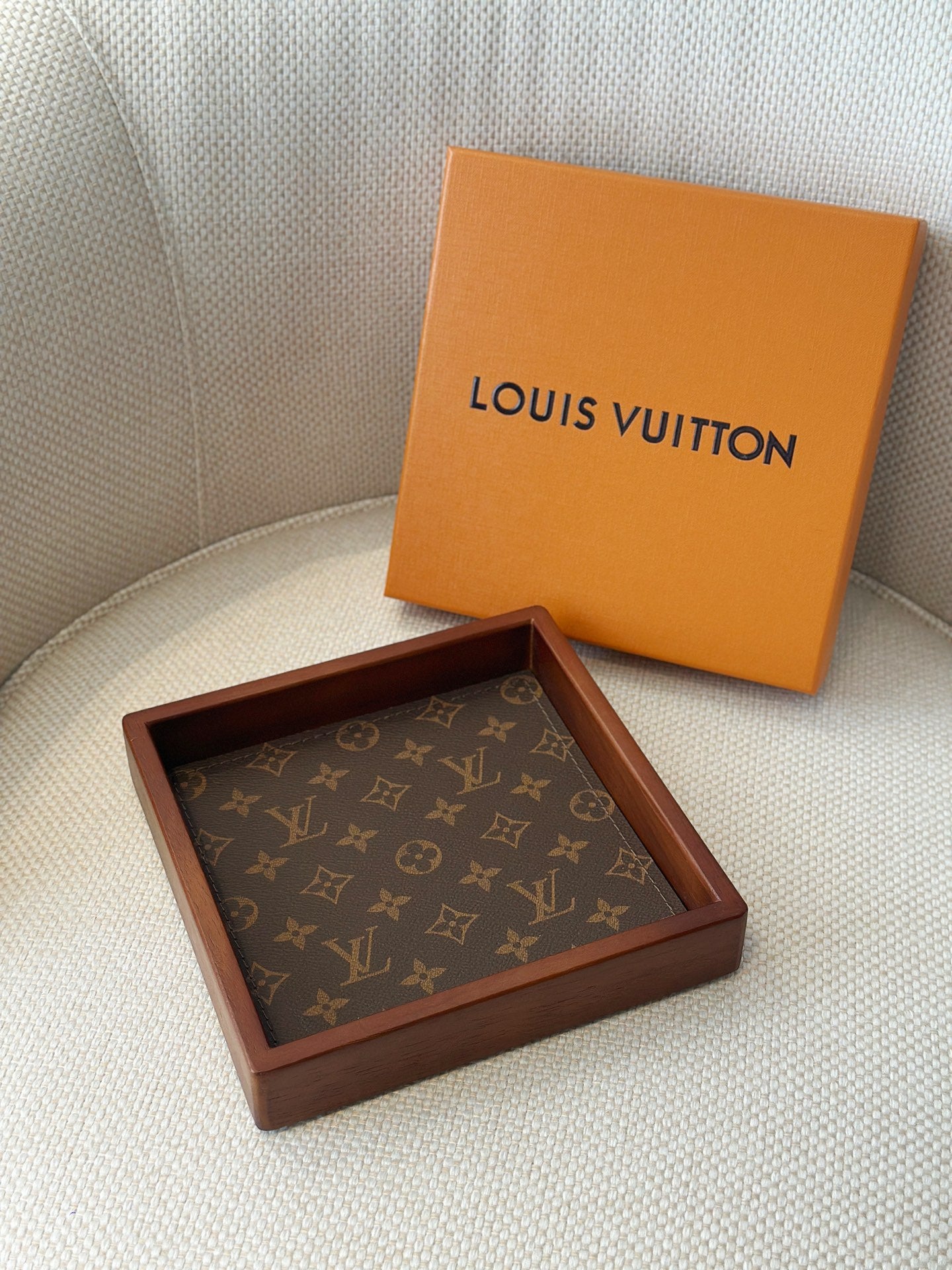 LV STACKABLE VALET TRAY