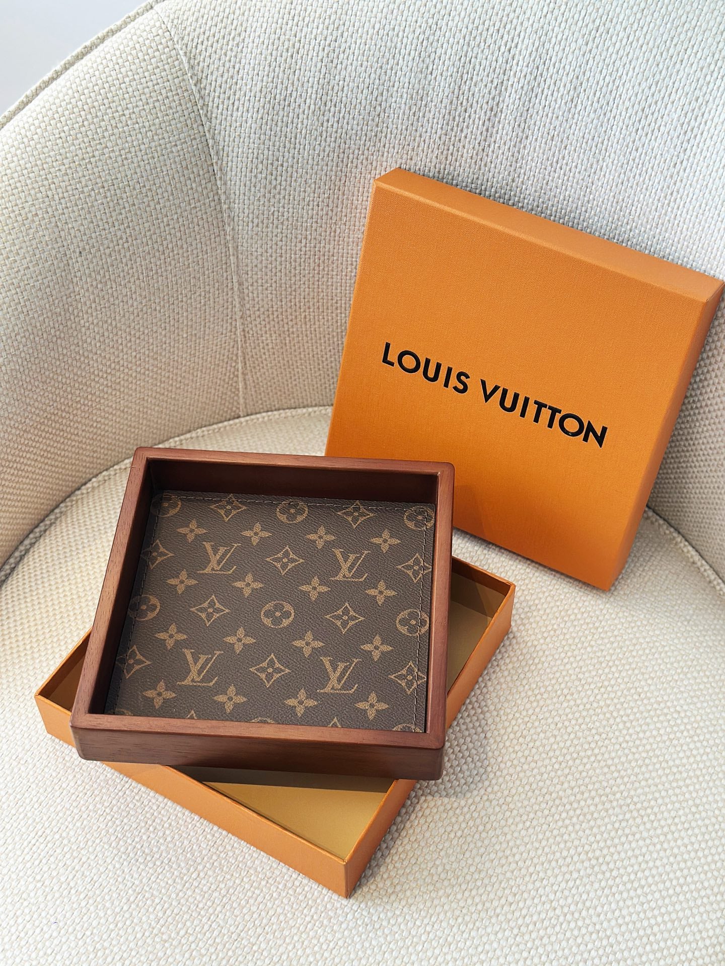LV STACKABLE VALET TRAY