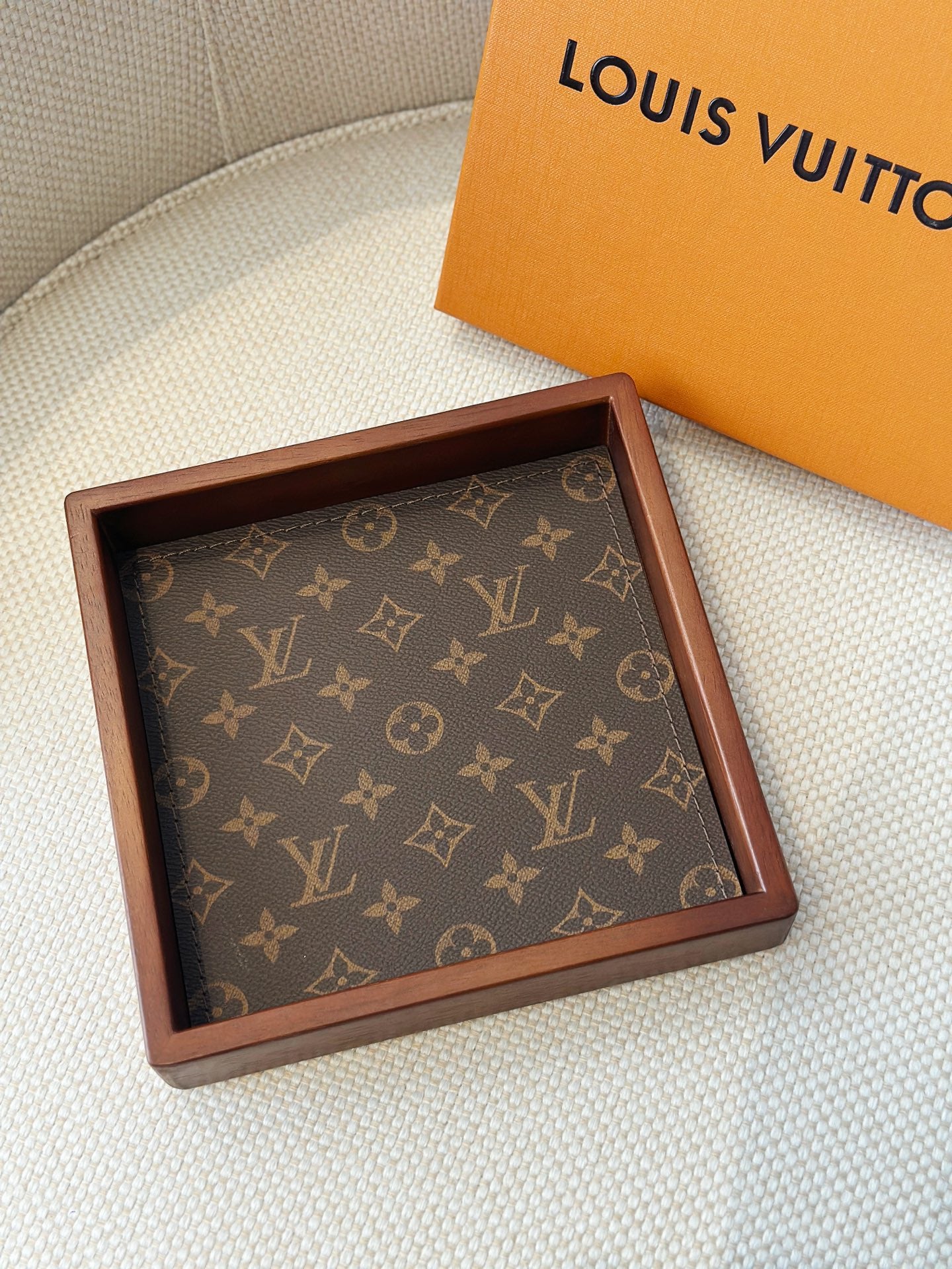 LV STACKABLE VALET TRAY
