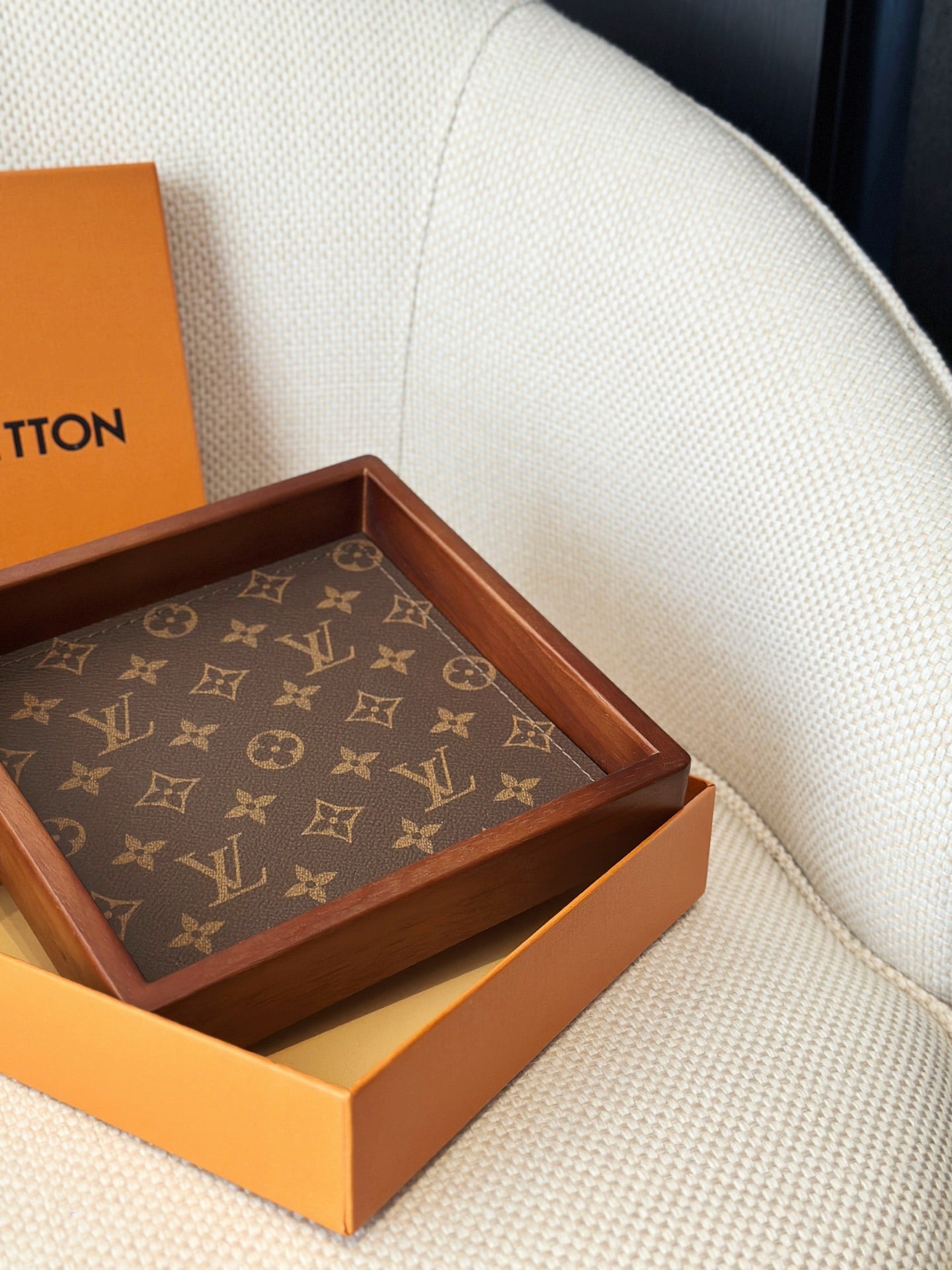 LV STACKABLE VALET TRAY