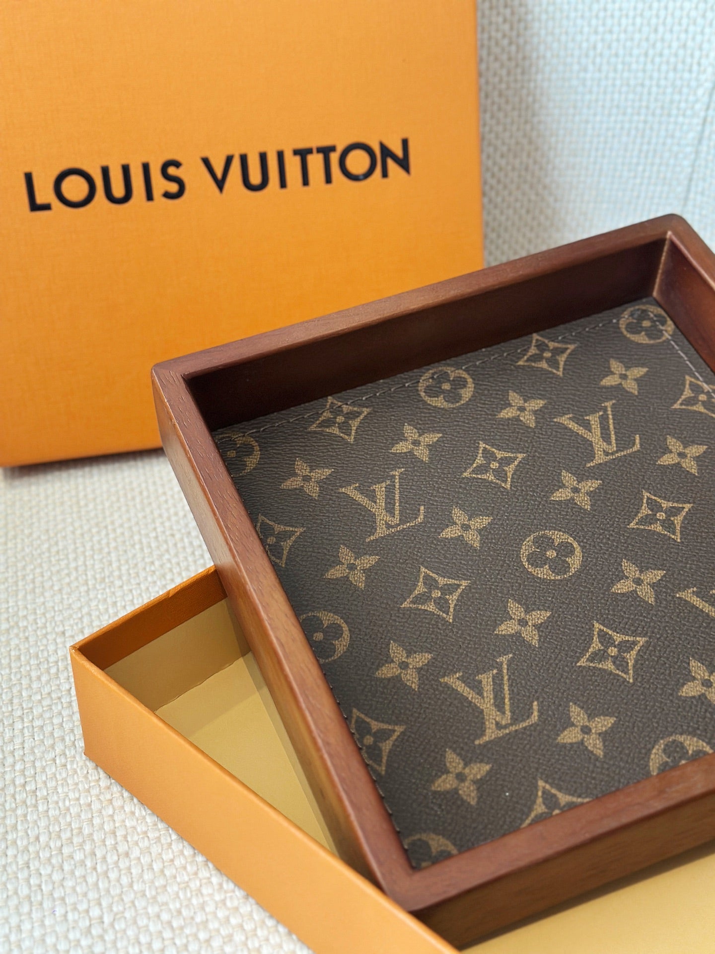 LV STACKABLE VALET TRAY