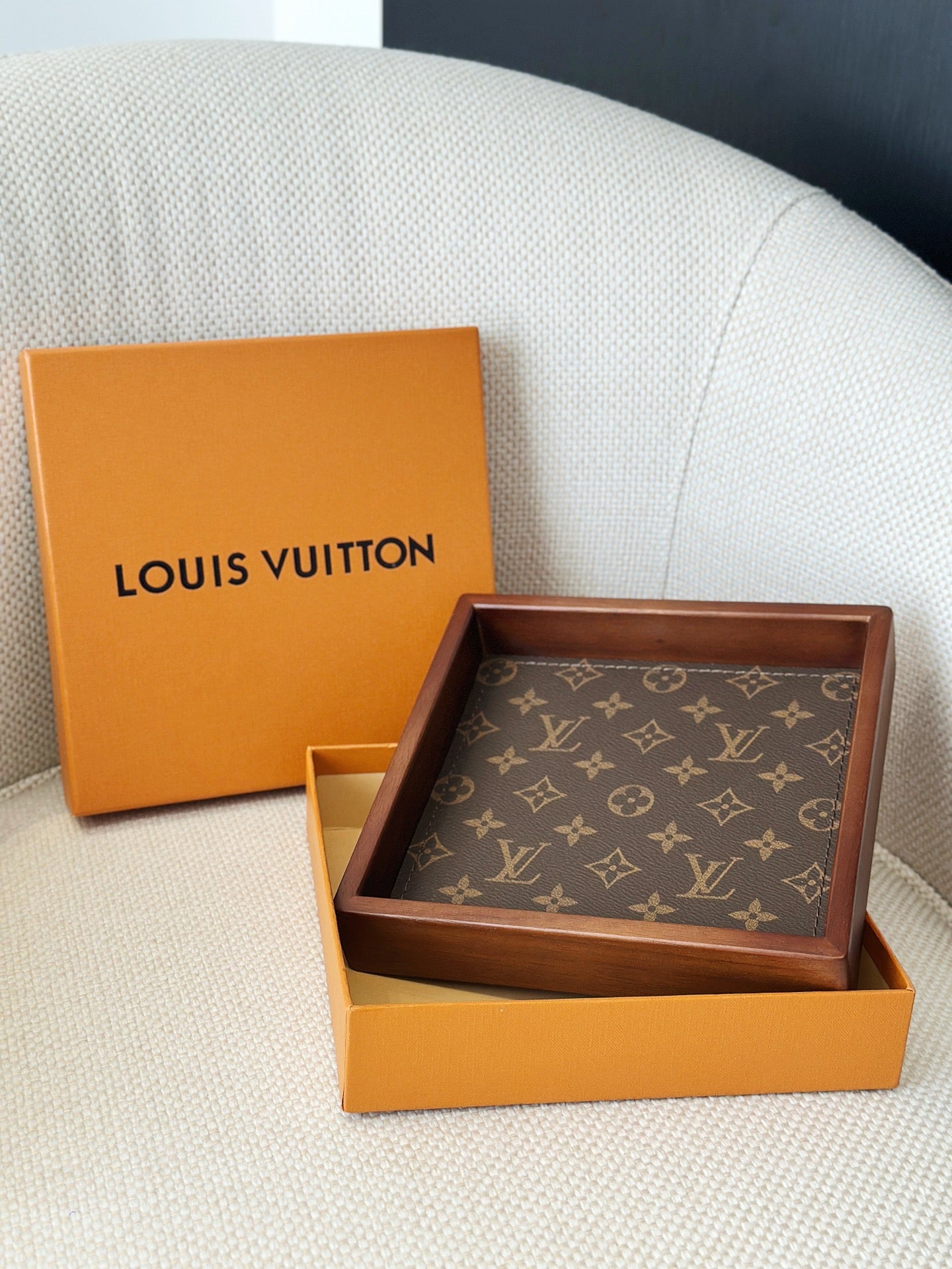 LV STACKABLE VALET TRAY