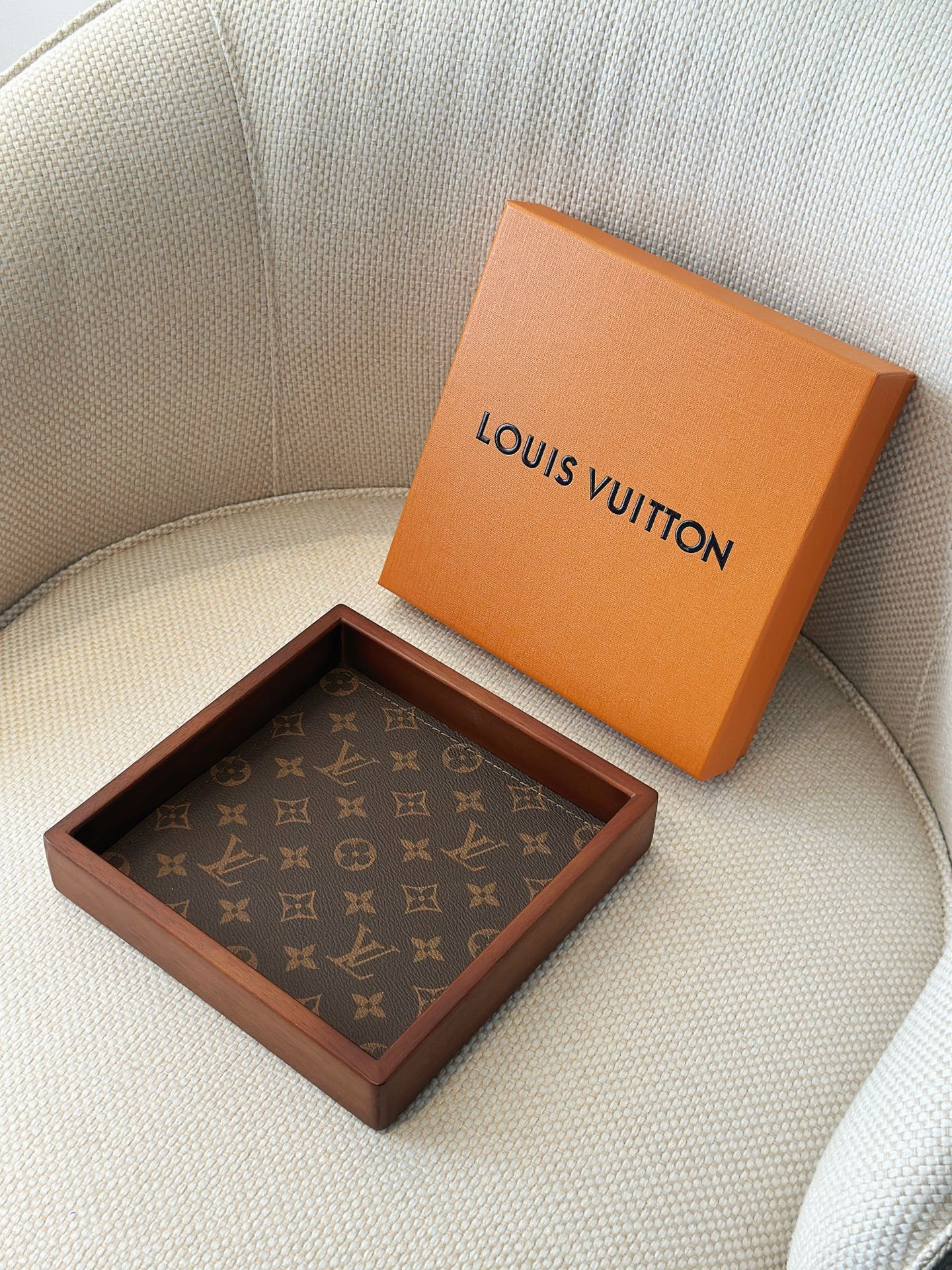 LV STACKABLE VALET TRAY