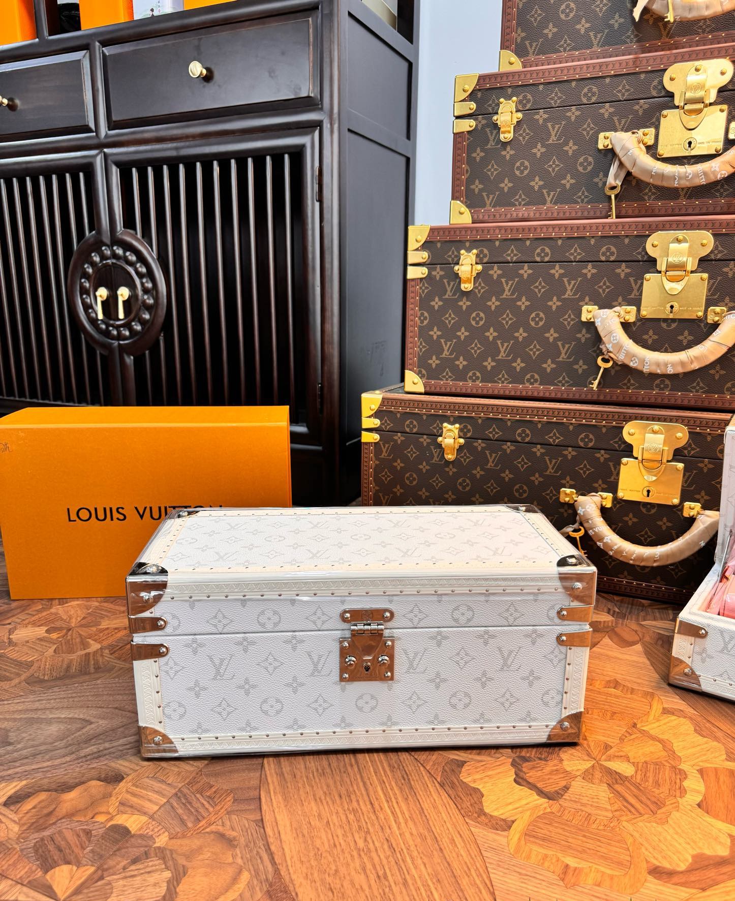 LV COFFRET ACCESSORIES BOX (WHITE)
