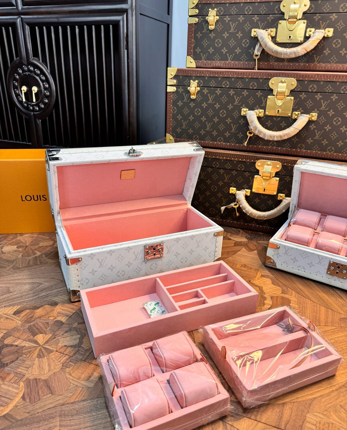 LV COFFRET ACCESSORIES BOX (WHITE)