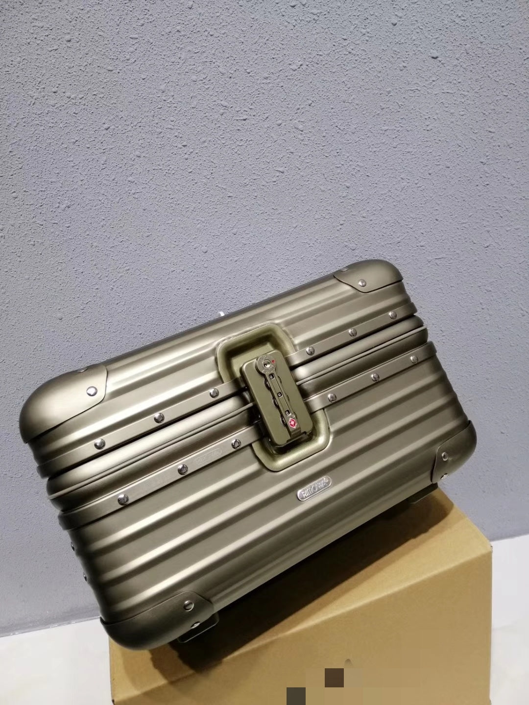 RIMOWA TOPAS VANITY CASE