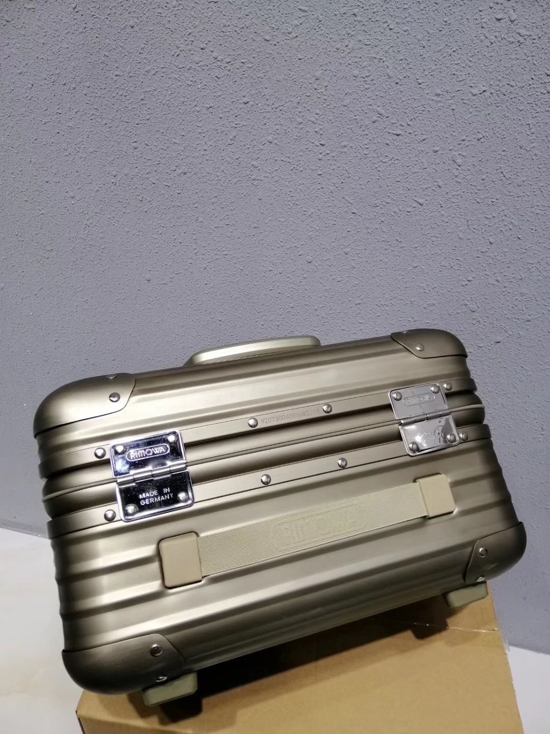 RIMOWA TOPAS VANITY CASE