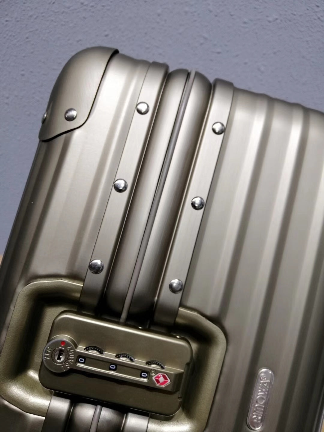 RIMOWA TOPAS VANITY CASE