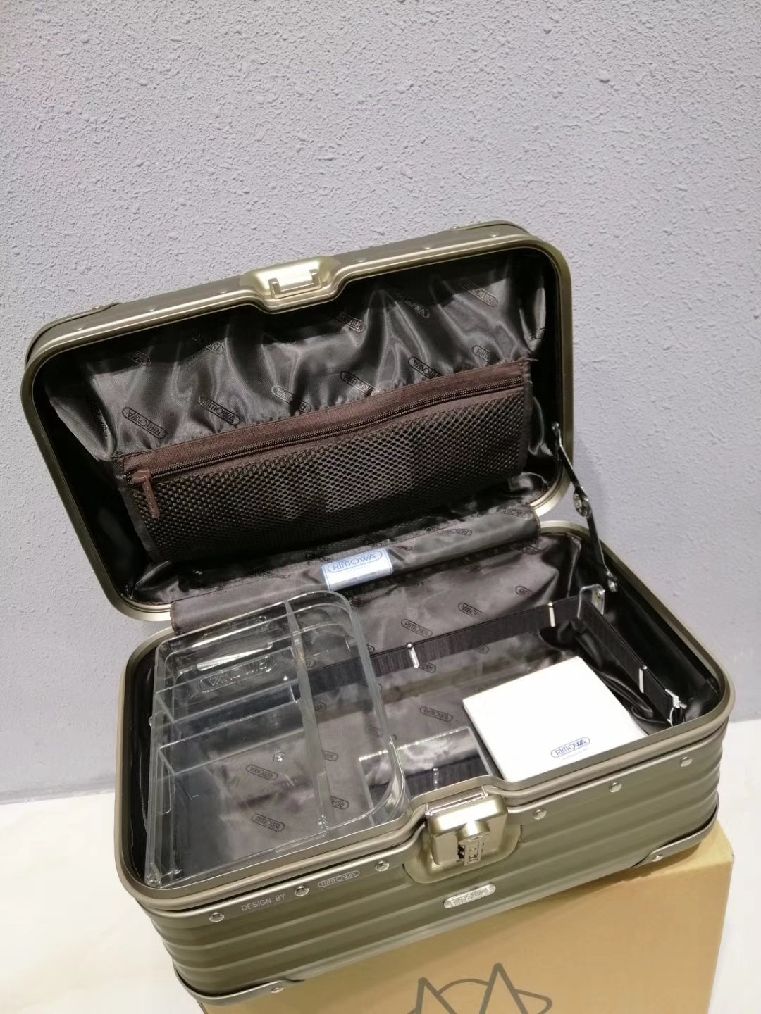 RIMOWA TOPAS VANITY CASE