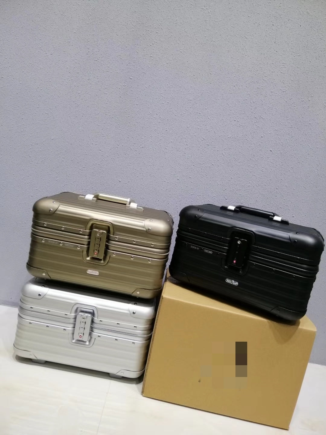 RIMOWA BLACK VANITY CASE