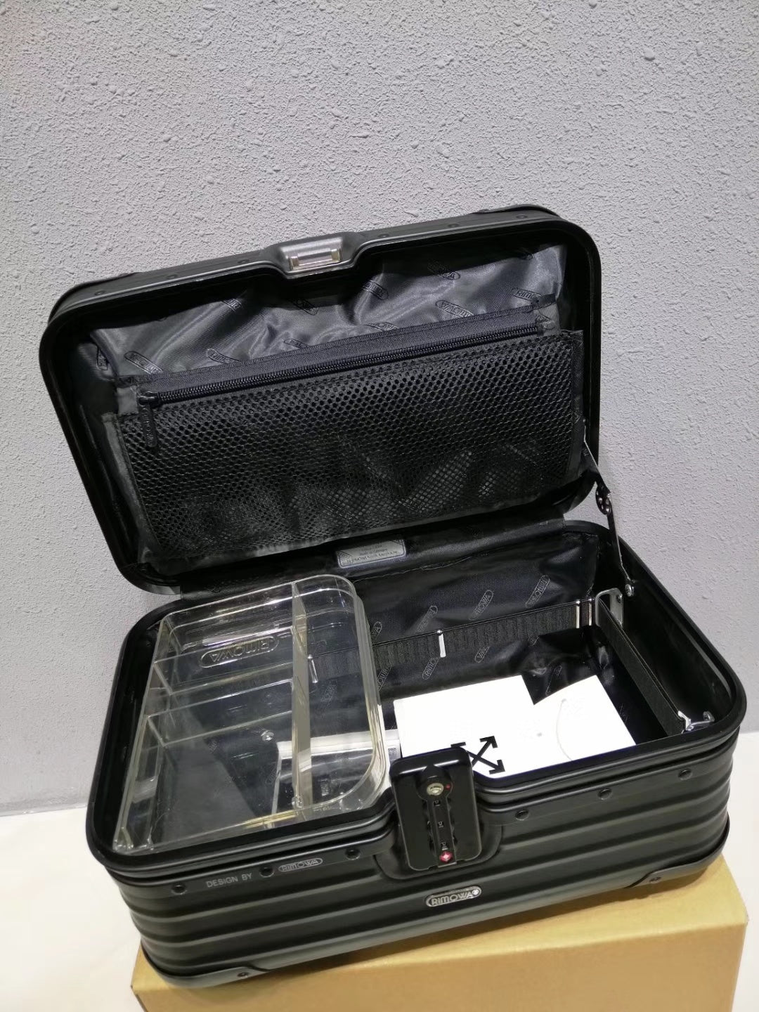 RIMOWA BLACK VANITY CASE