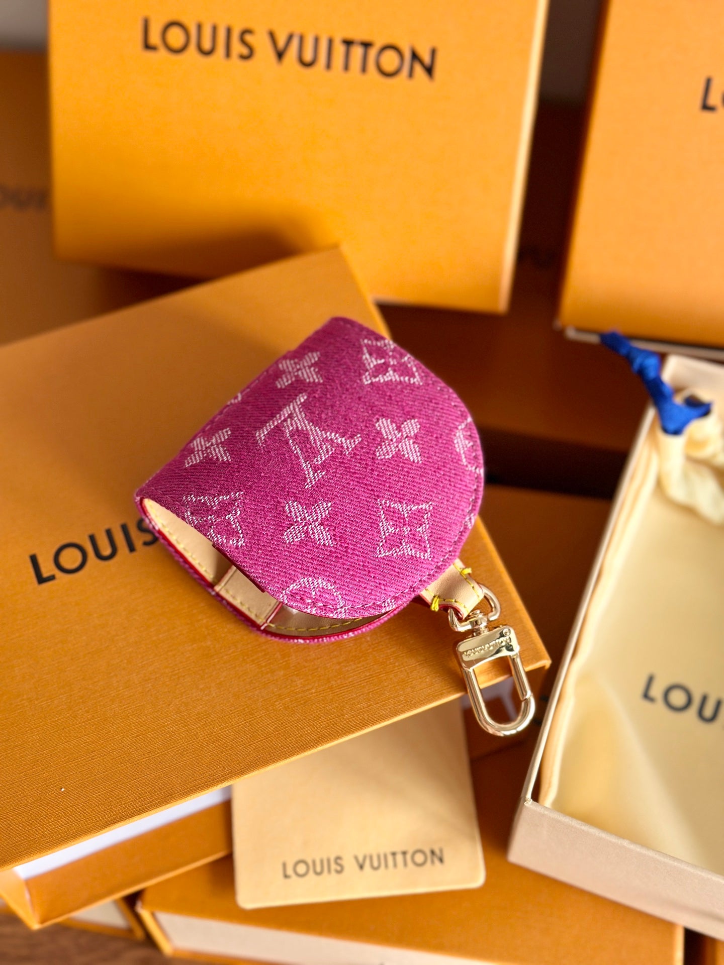 LV DOG HARNESS AND LEASH (PINK DENIM)