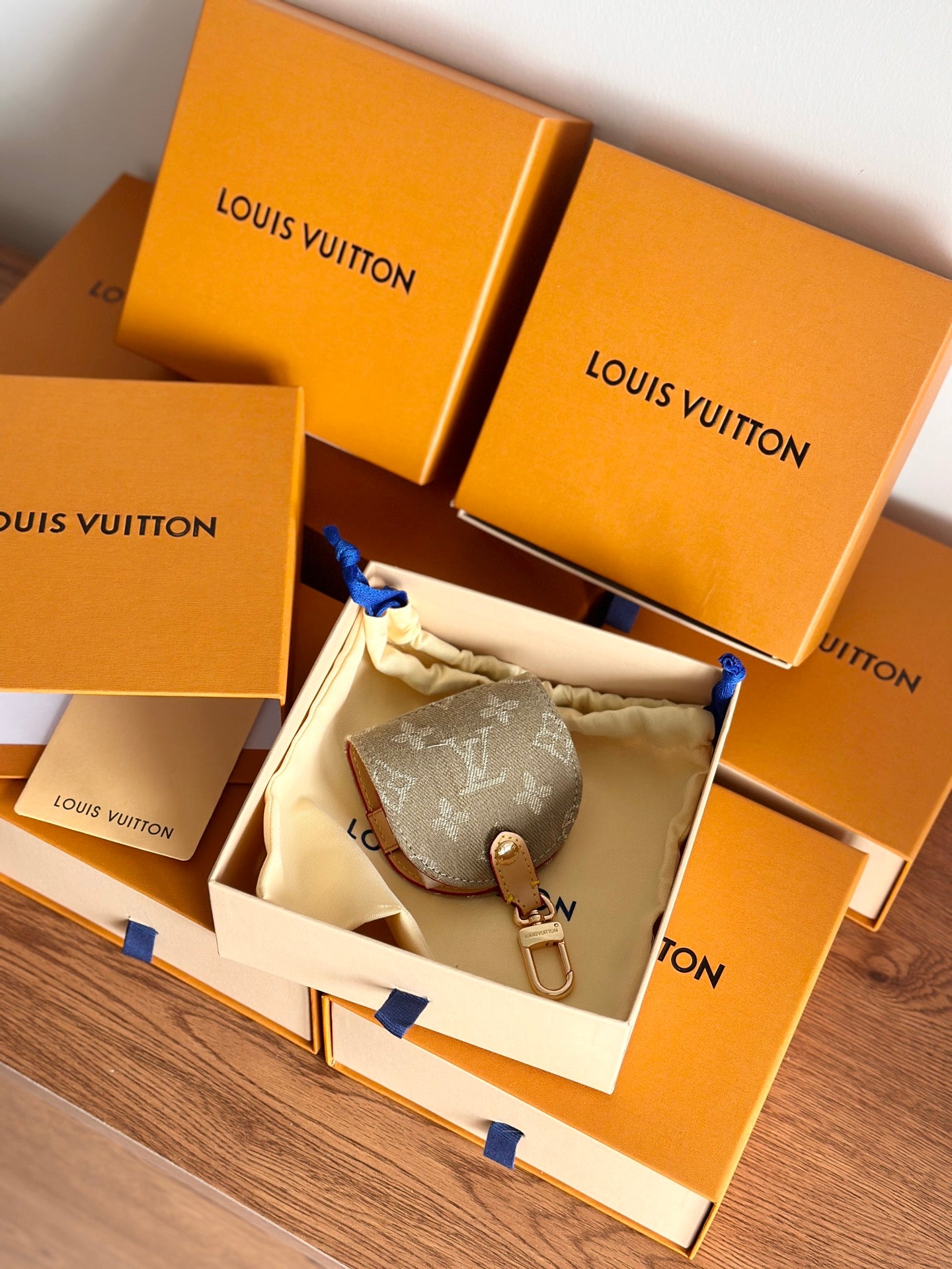 LV DOG HARNESS AND LEASH (BROWN DENIM)
