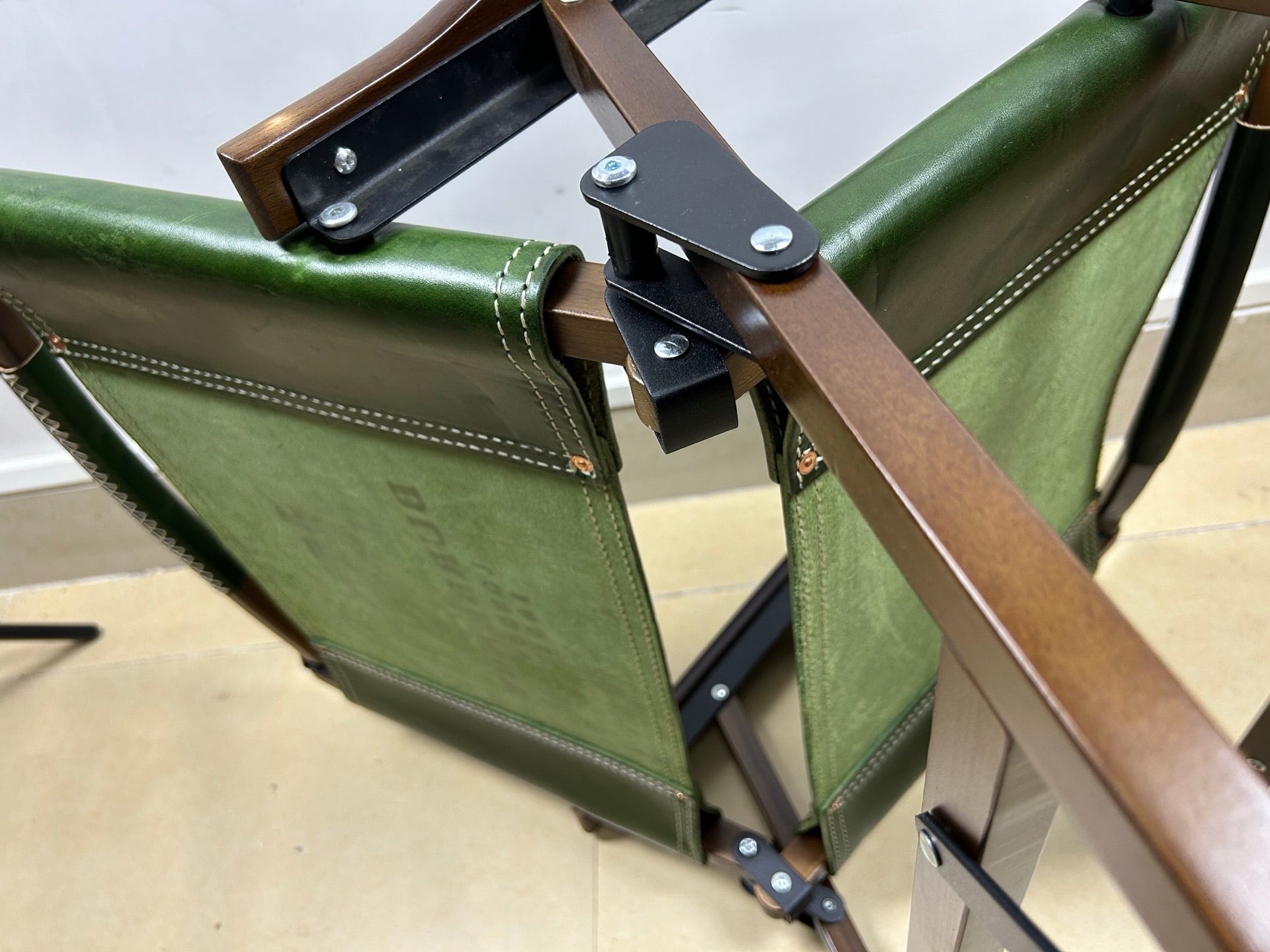 BURBERRY LEATHER FOLDING CHAIR (GREEN)