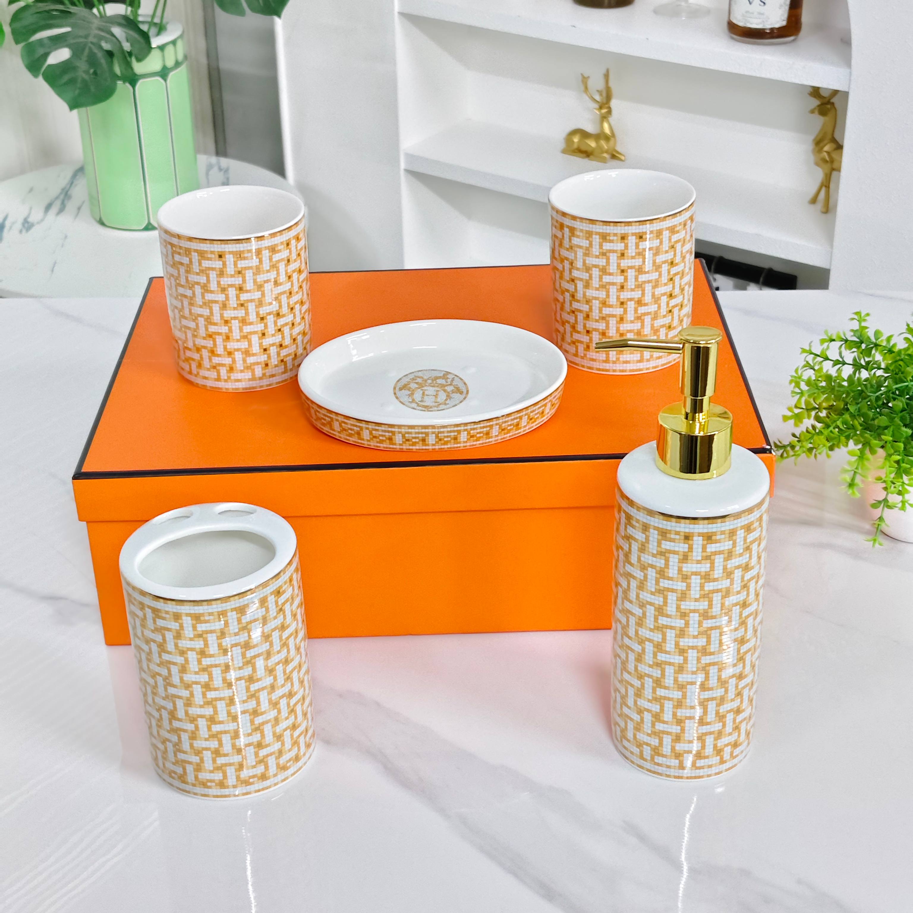 HERMES TOILETRIES SET
